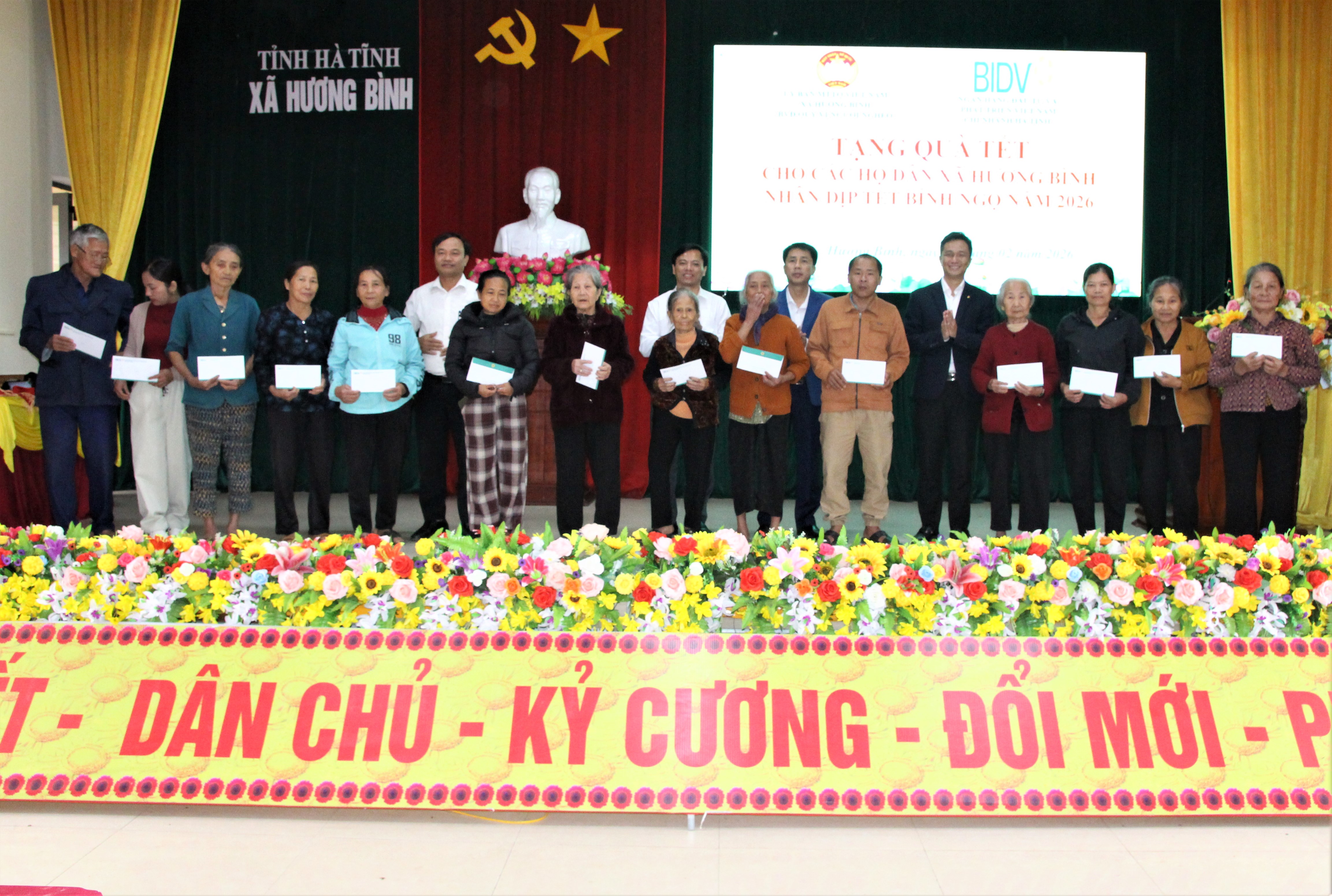 Nhiều phần quà ý nghĩa được được trao tận tay cho bà con nhân dân