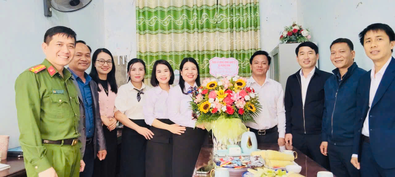 Lãnh đạo xã và các đơn vị tặng hoa chúc mừng Ngày Quốc tế Phụ nữ