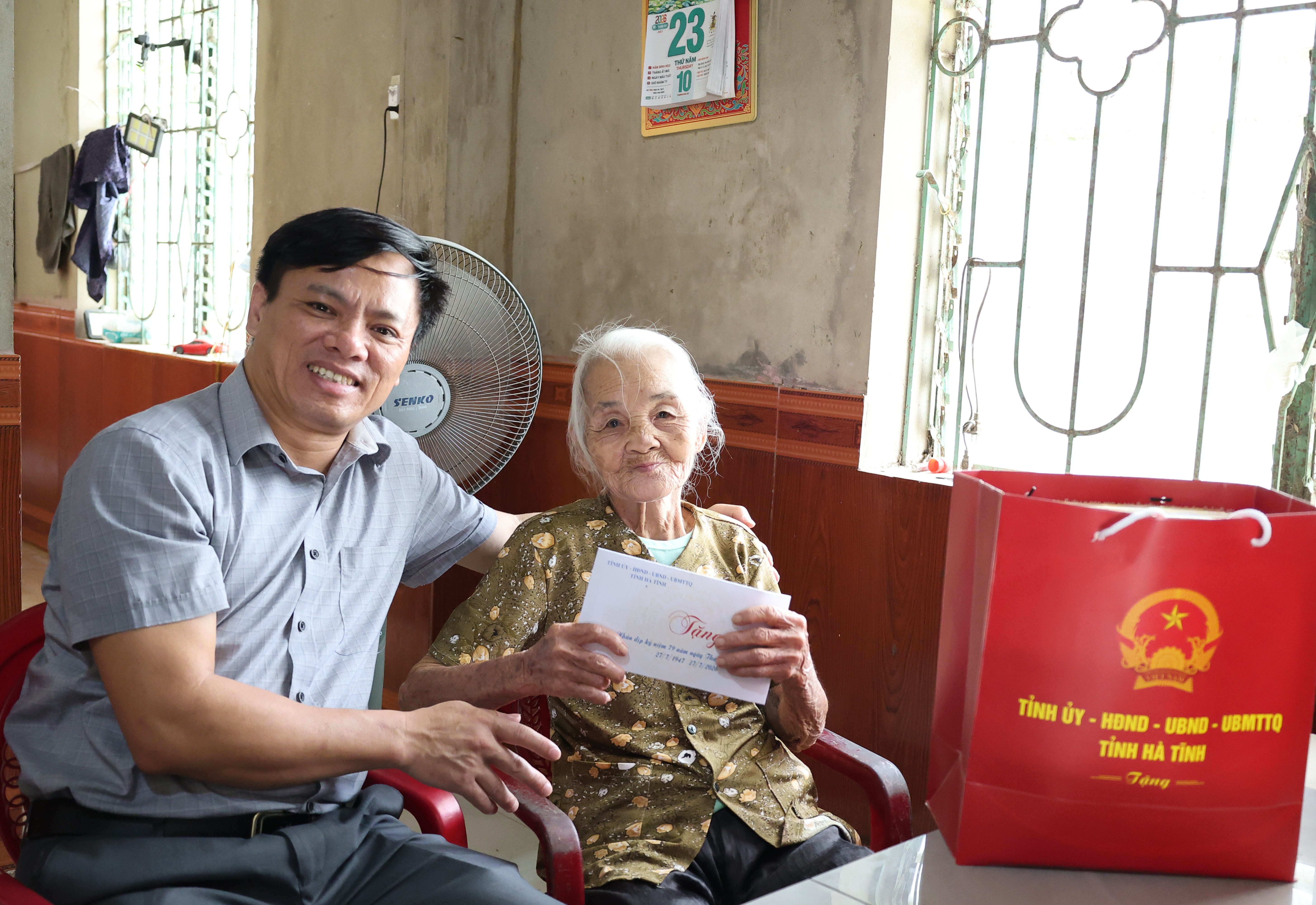 Bí thư Đảng ủy tặng quà người có công với cách mạng nhân dịp kỷ niệm 79 năm ngày Thương binh – Liệt sĩ