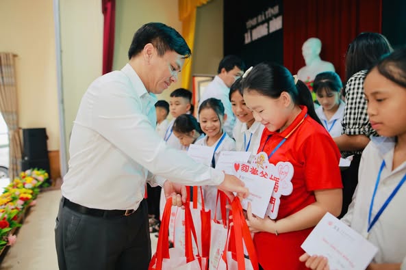 Tổ chức Lễ trao học bổng cho trẻ em nghèo vượt khó học giỏi