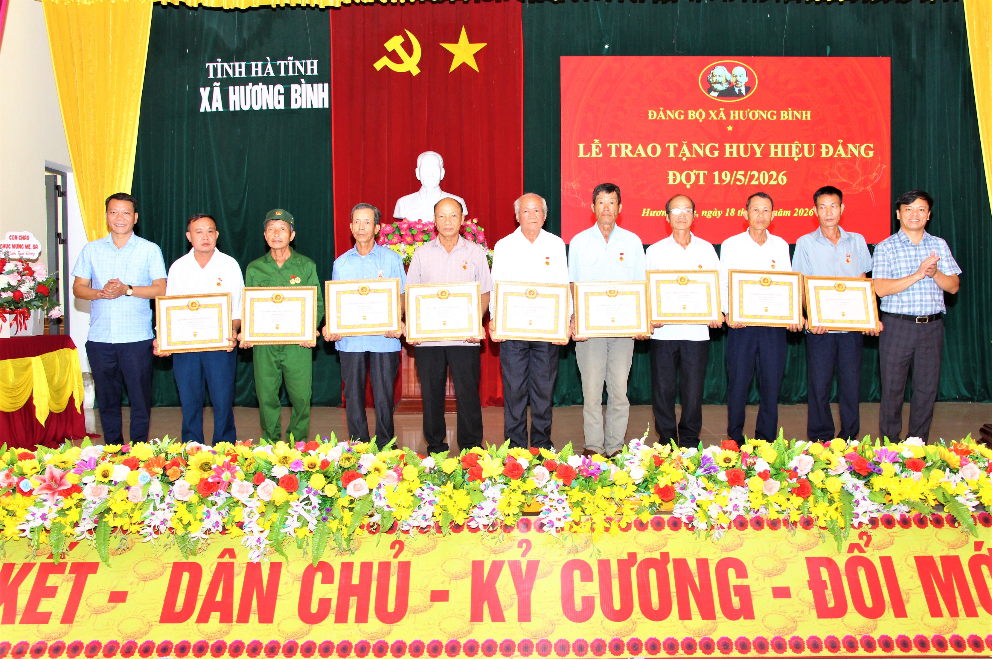 Hương Bình trao huy hiệu Đảng cho các đảng viên dịp 19/5