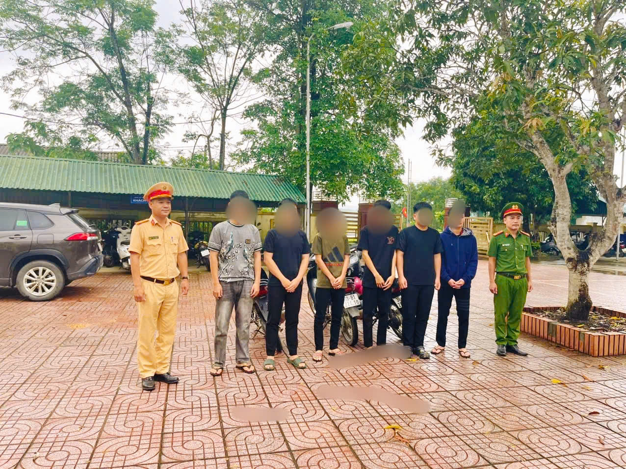 Công an xã Hương Bình triệu tập nhóm thanh thiếu niên không đội mũ bảo hiểm, lạng lách, đánh võng trên đường Quốc lộ Hồ Chí Minh