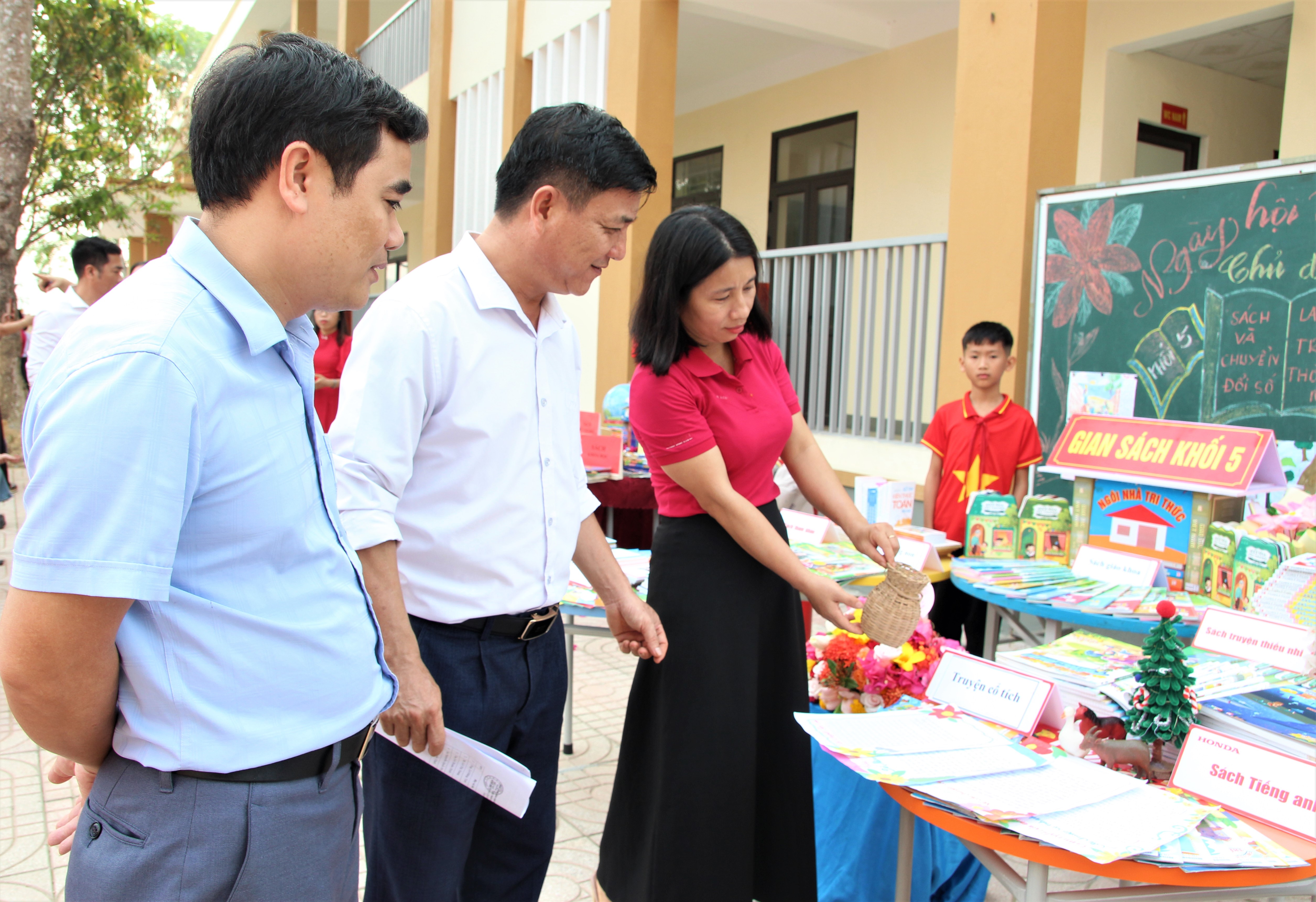 Lan tỏa Ngày sách và Văn hóa đọc Việt Nam ở trưởng Tiểu học Hương Bình.