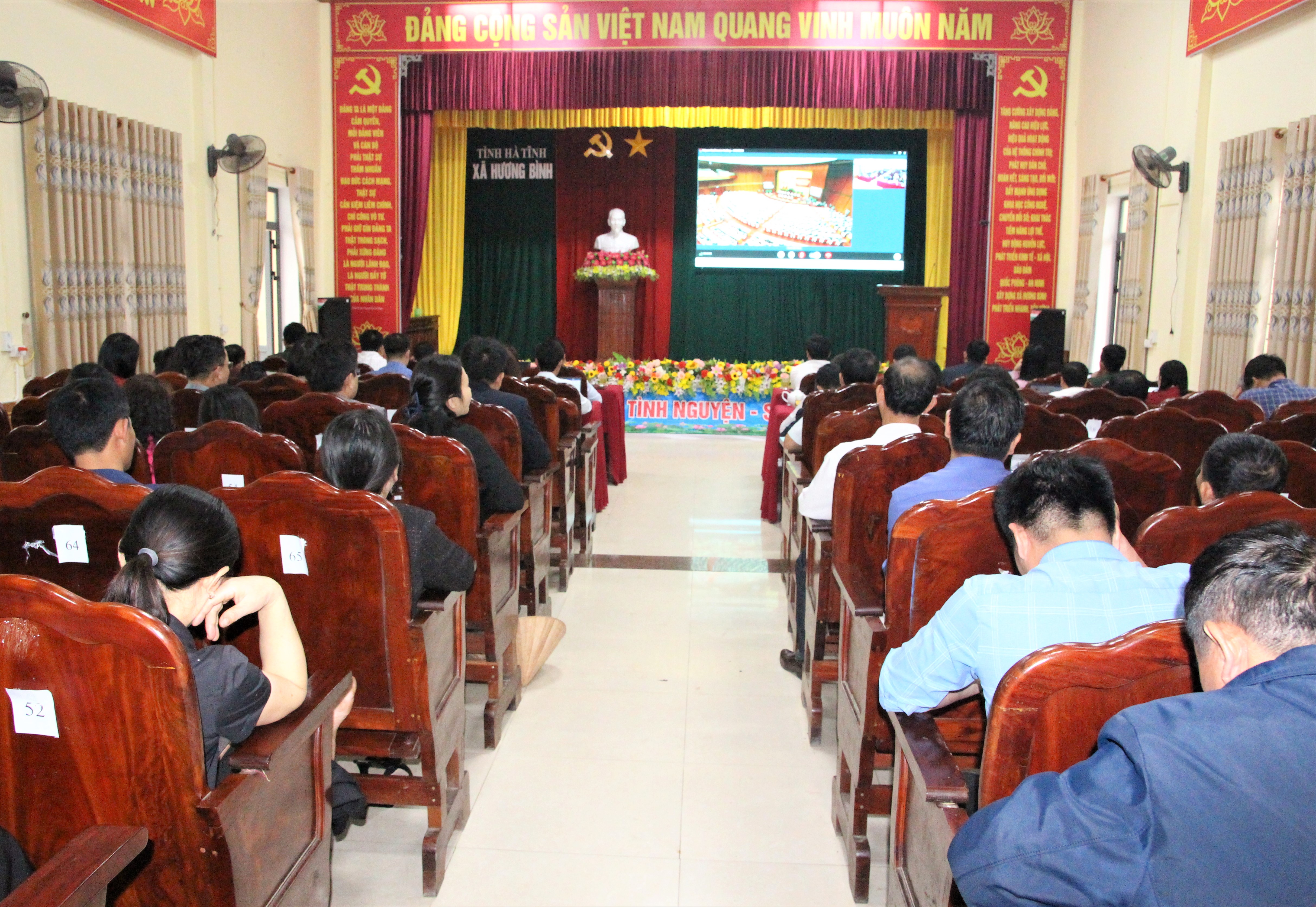 Cán bộ, đảng viên xã Hương Bình nghiêm túc học tập Nghị quyết của Trung ương