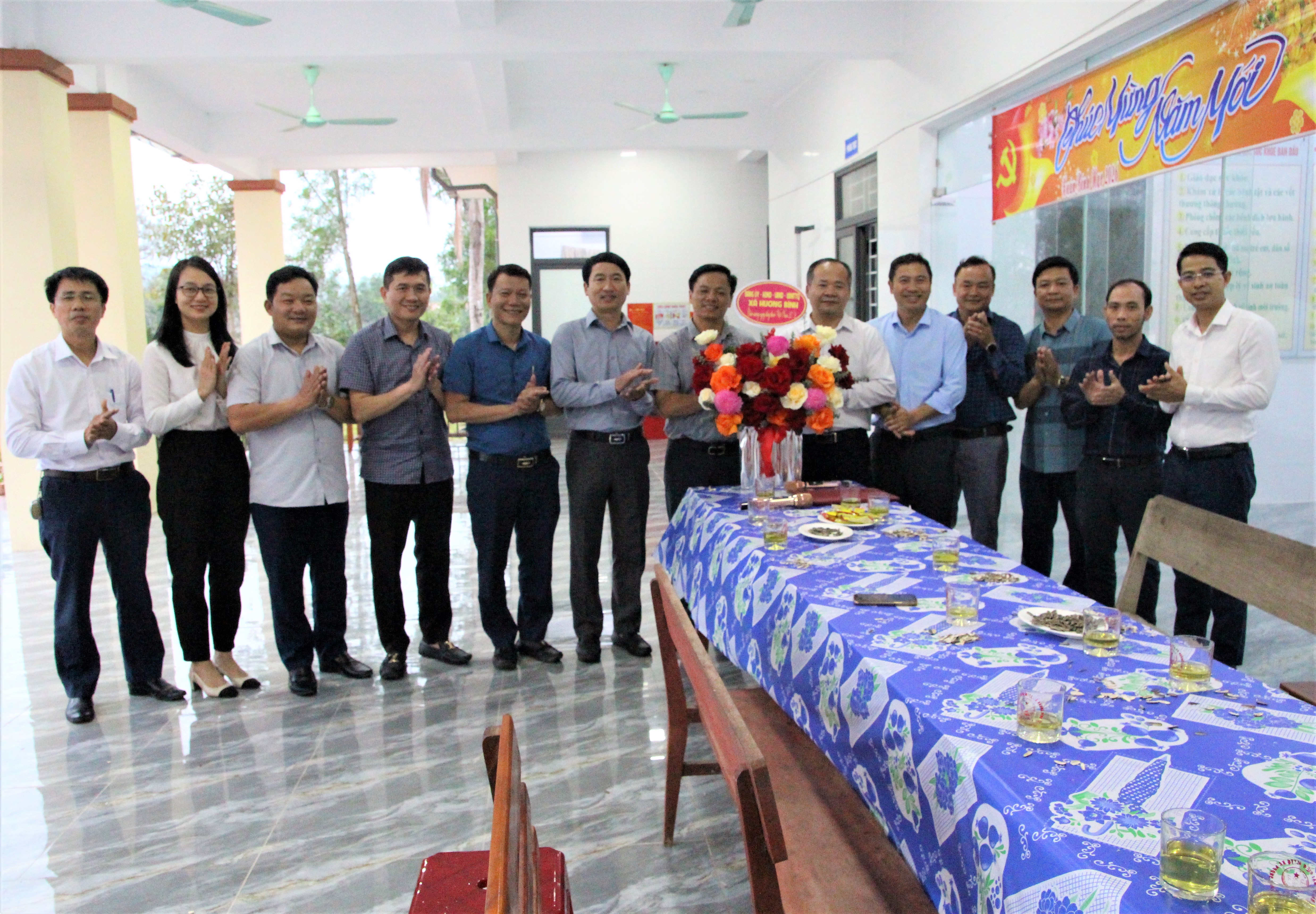 Lãnh đạo xã Hương Bình tặng hoa chúc mừng trạm Y tế nhân kỷ niệm 71 năm Ngày thầy thuốc Việt Nam