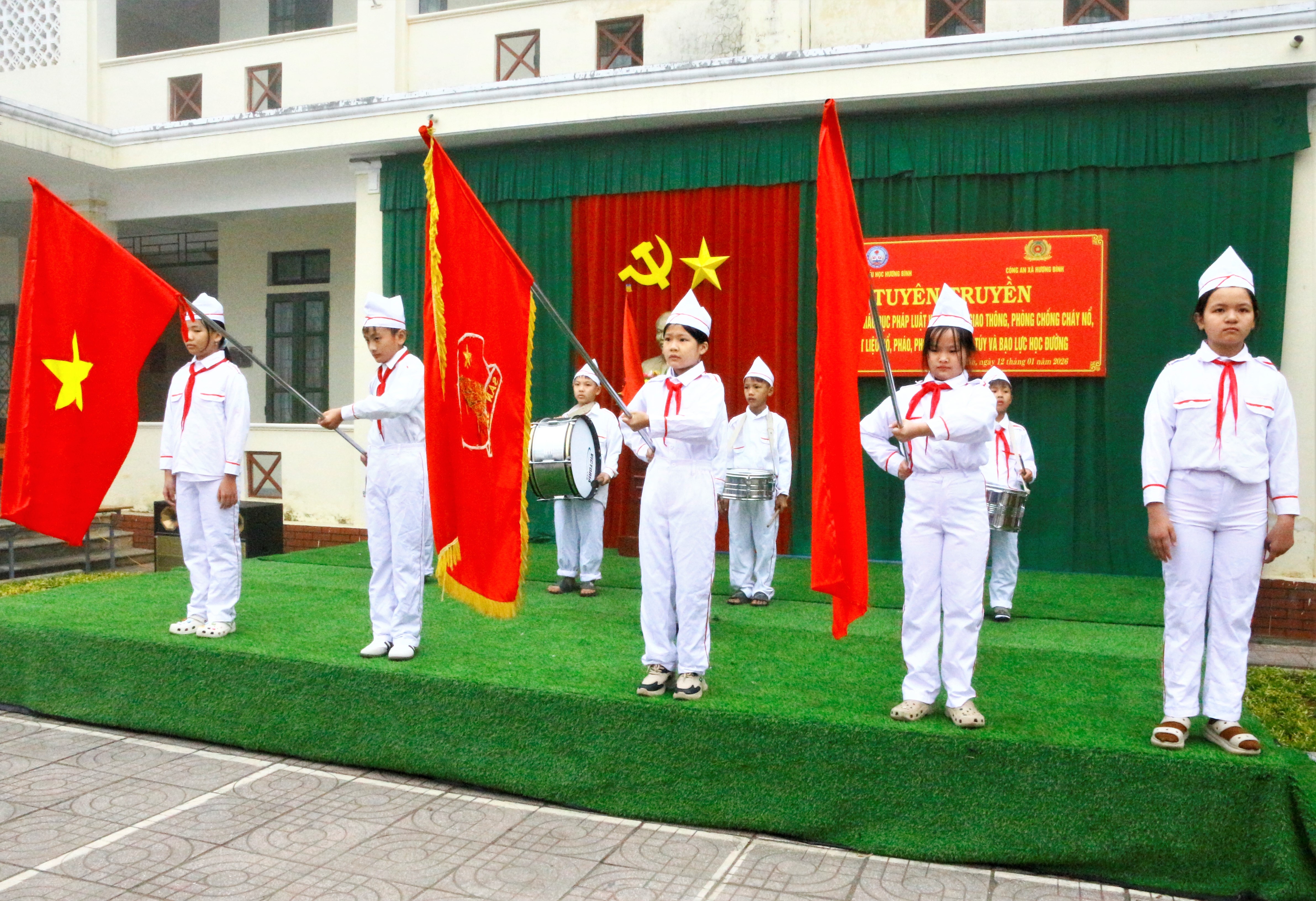 Phổ biến pháp luật cho cán bộ giáo viên và học sinh