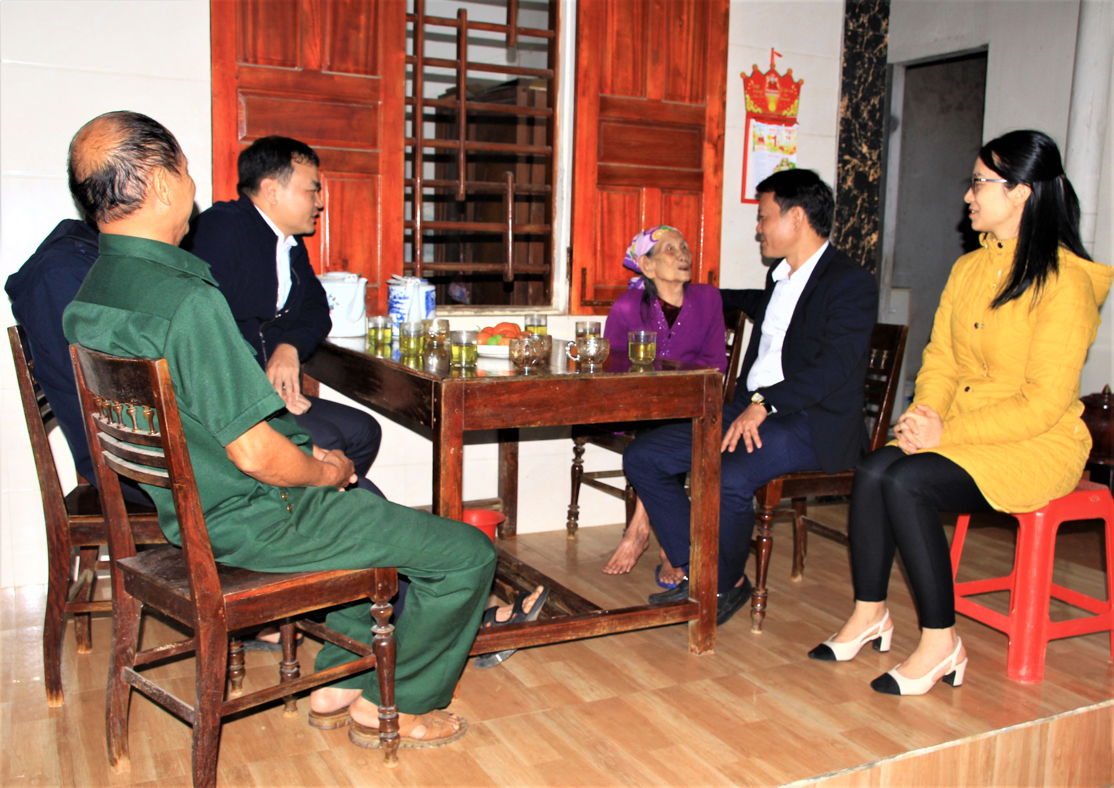 Phó Bí thư Thường trực Đảng ủy thăm hỏi, tặng quà nhân ngày thành lập Đảng cộng sản Việt Nam