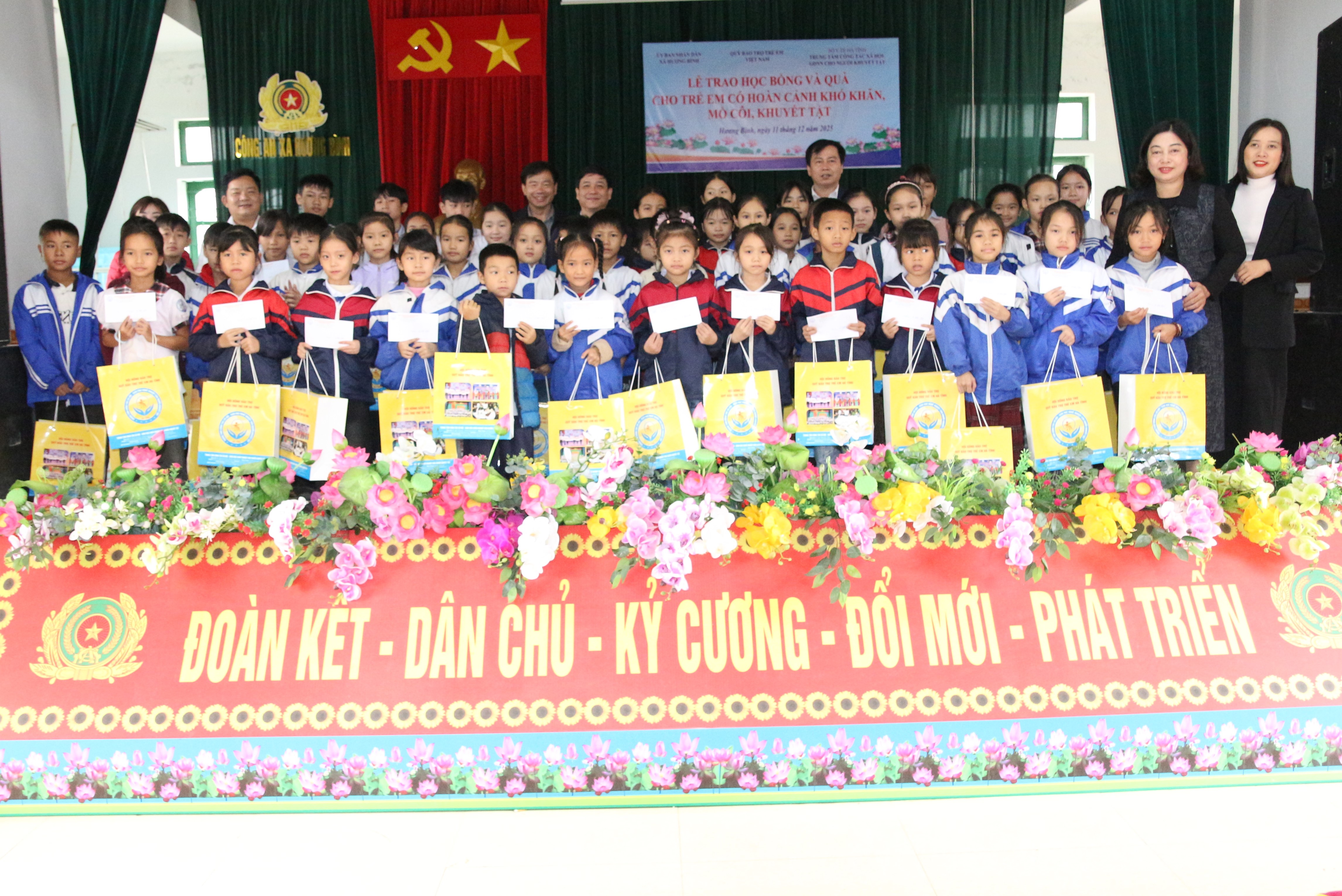 Trao 50 suất học bổng cho học sinh có hoàn cảnh khó khăn vươn lên học giỏi