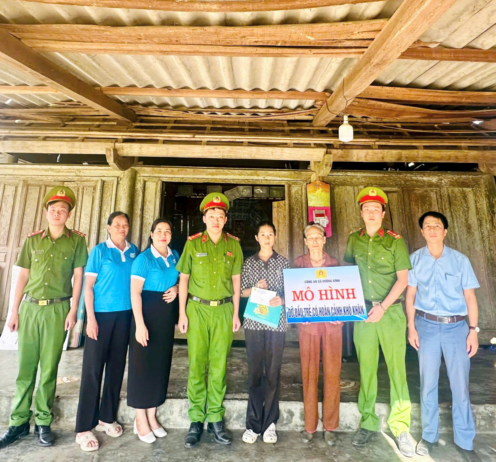 Ngày Tết Trung Thu bên các em nhỏ có hoàn cảnh khó khăn của Công an xã Hương Bình