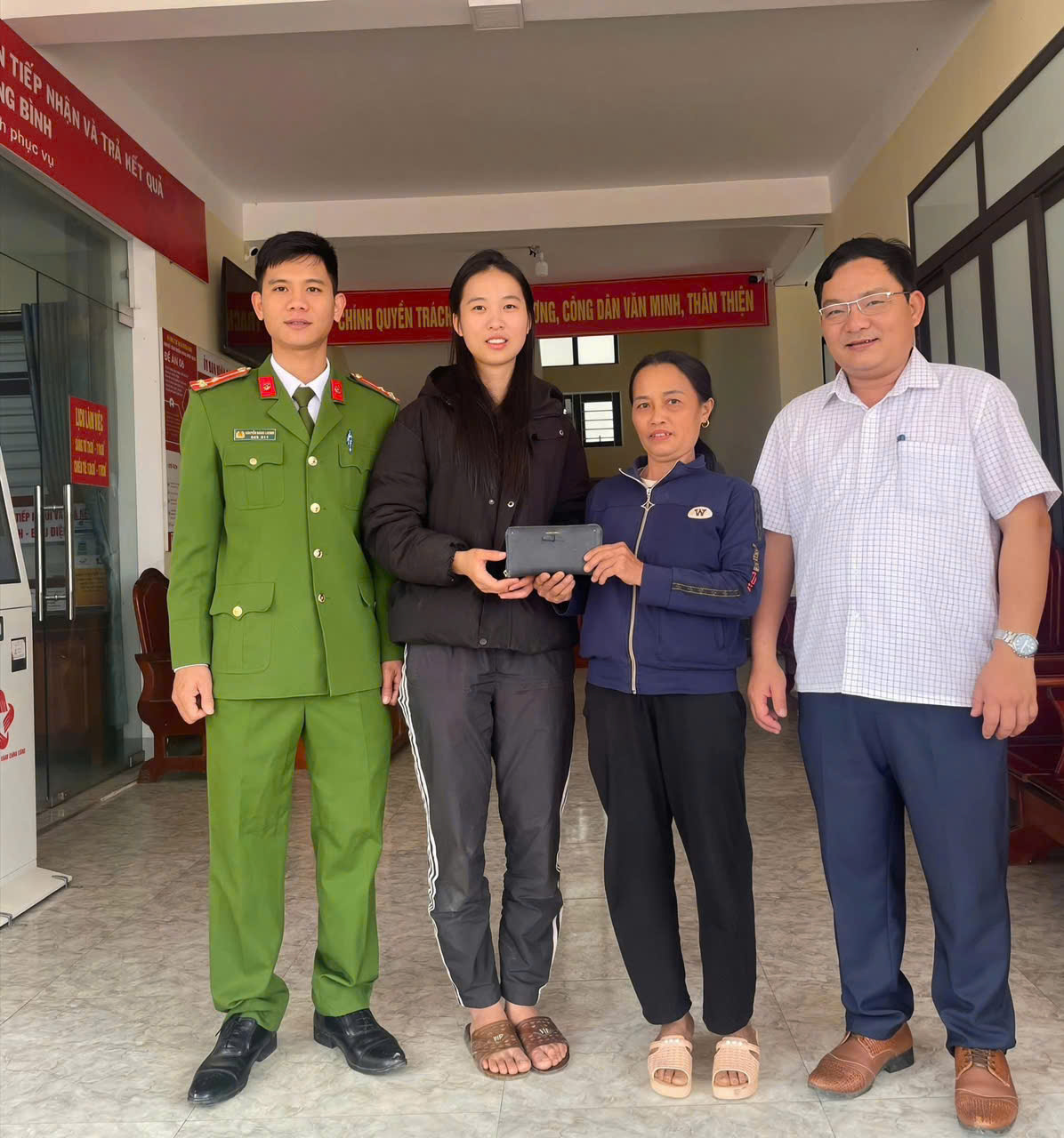 Một phụ nữ nhặt được chiếc ví trả lại người đánh rơi