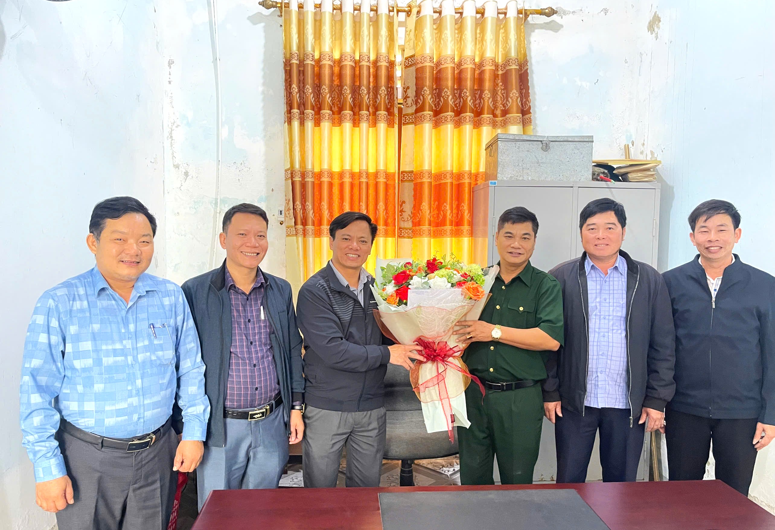 Lãnh đạo xã tặng hoa chúc mừng Hội Cựu Chiến binh