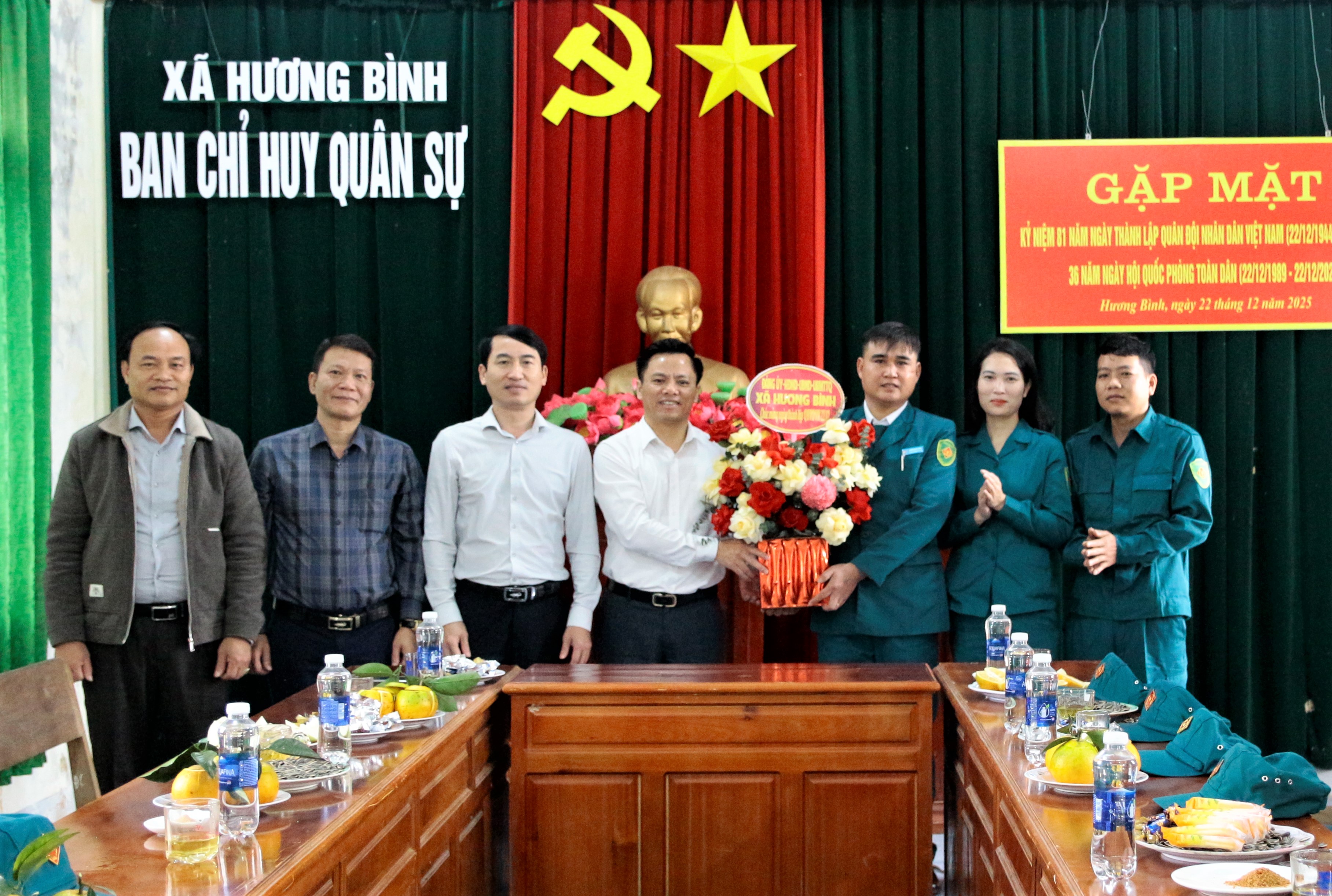 Lãnh đạo xã Hương Bình chúc mừng các đơn vị nhân Ngày thành lập Quân đội nhân dân Việt Nam