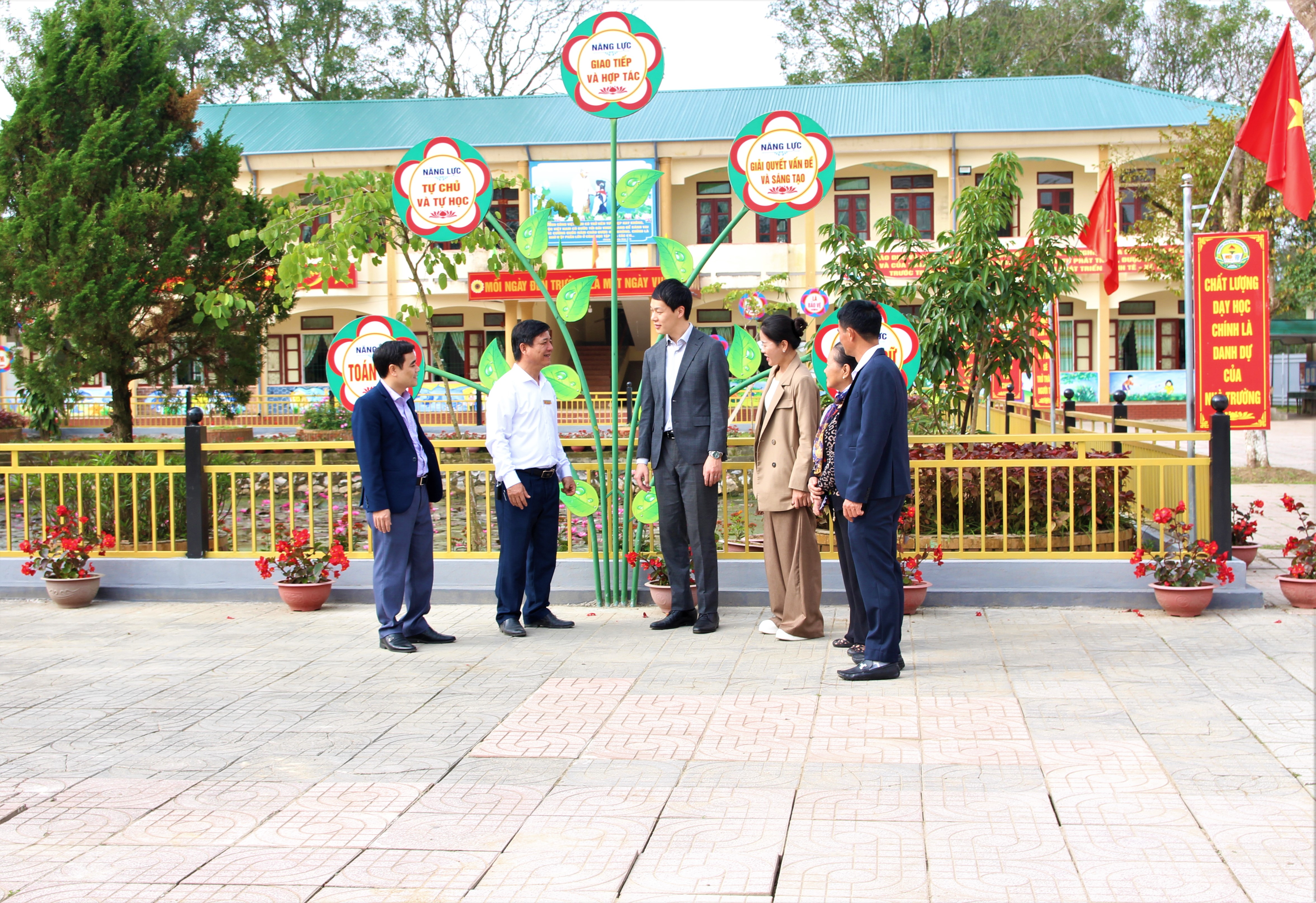 Cắt băng khánh thành thư viện, trao tặng quà cho học sinh và giáo viên