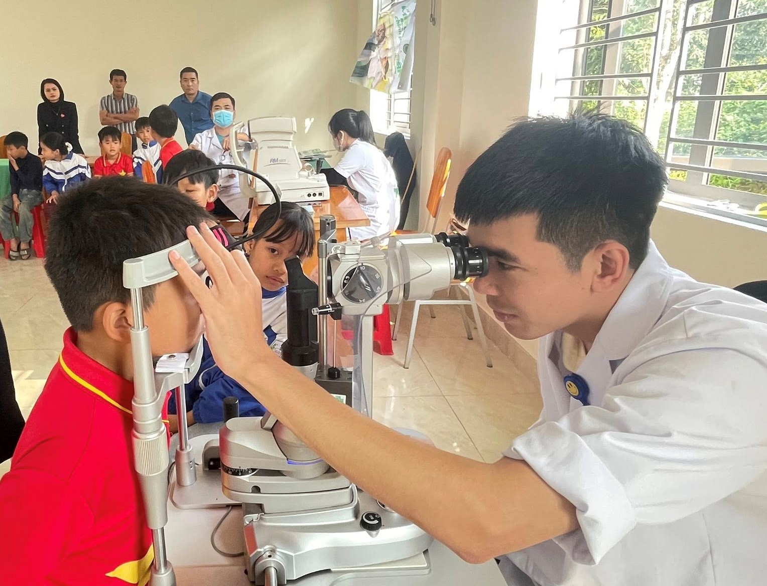 24 học sinh trường Tiểu học Hương Bình có tật khúc xạ về mắt