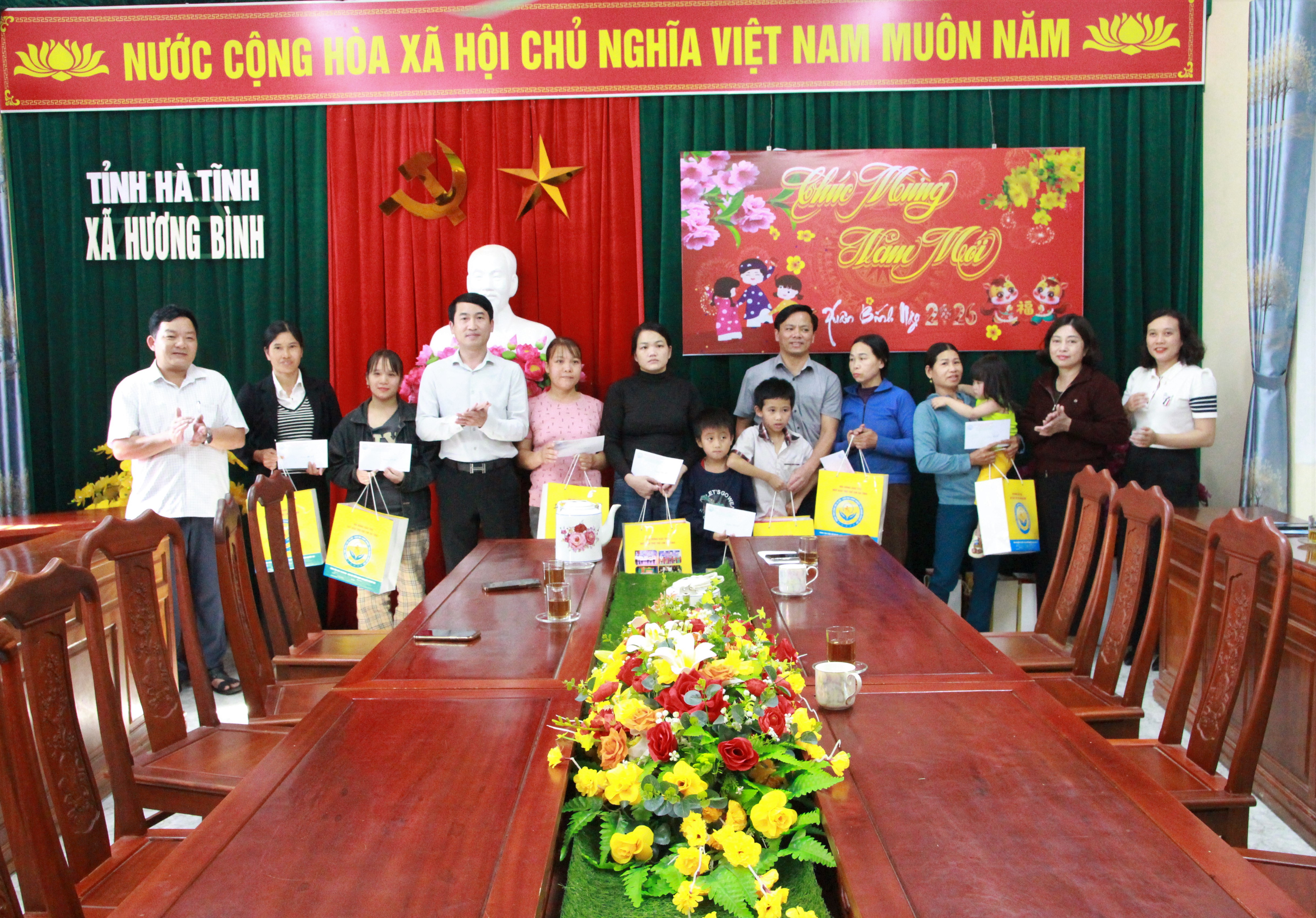 Trung tâm Công tác xã hội - Giáo dục nghề nghiệp Hà Tĩnh trao quà Tết ở Hương Bình