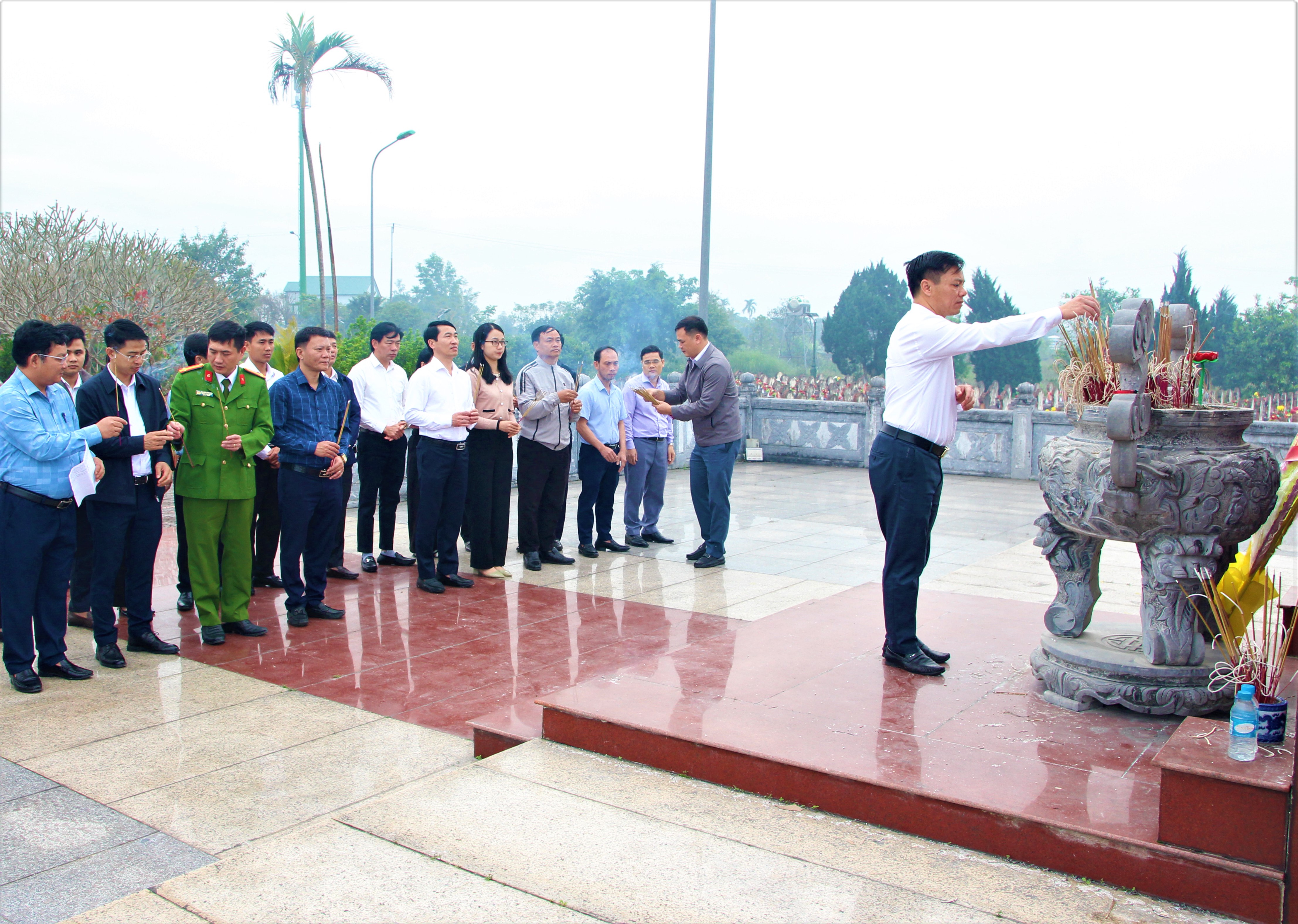 Đoàn lãnh đạo xã Hương Bình dâng hương tưởng nhớ các Mẹ Việt Nam anh hùng, các liệt sỹ nhân dịp Tết Bính Ngọ 2026