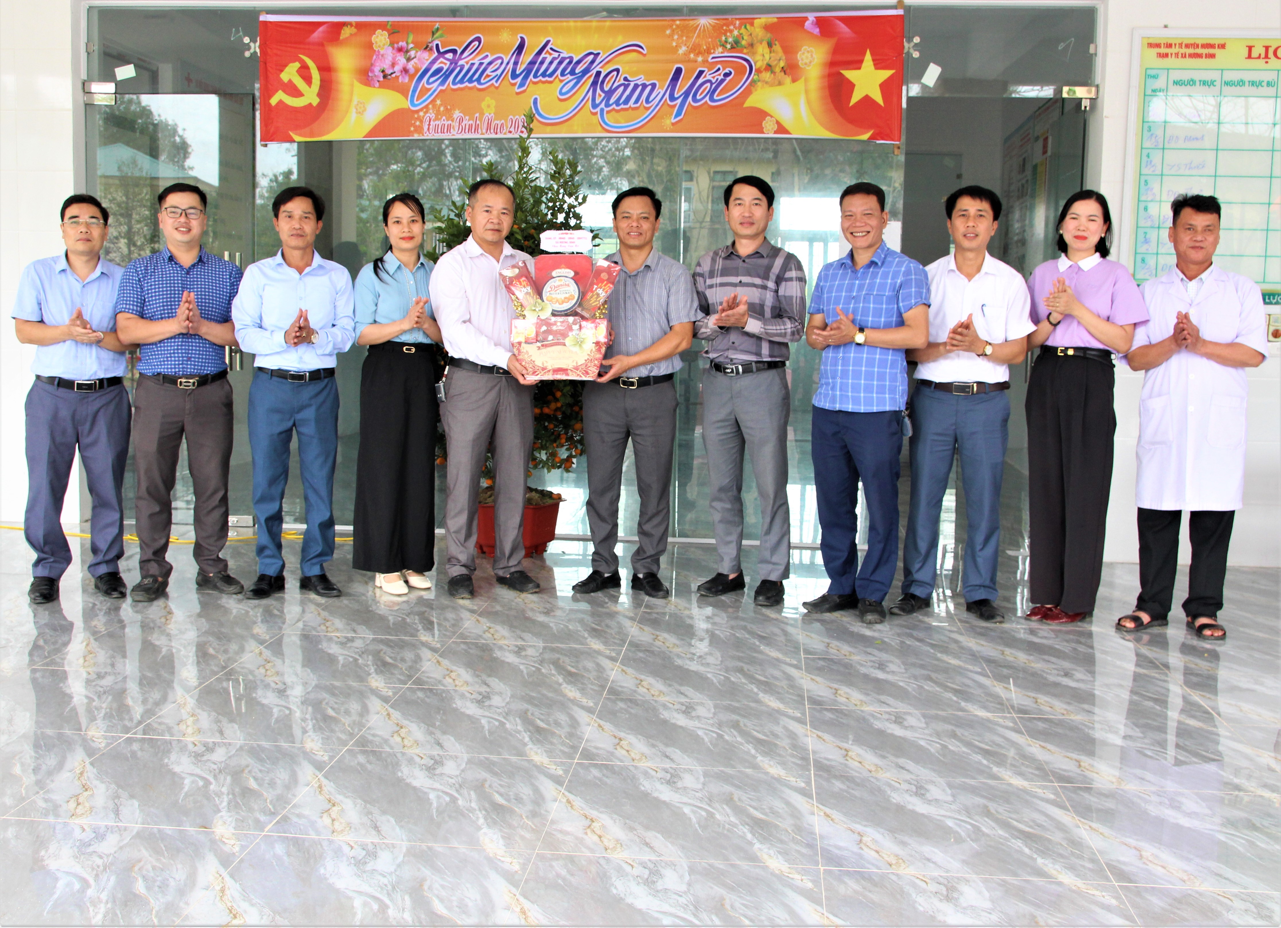 Lãnh đạo xã thăm và chúc Tết các đơn vị trên địa bàn