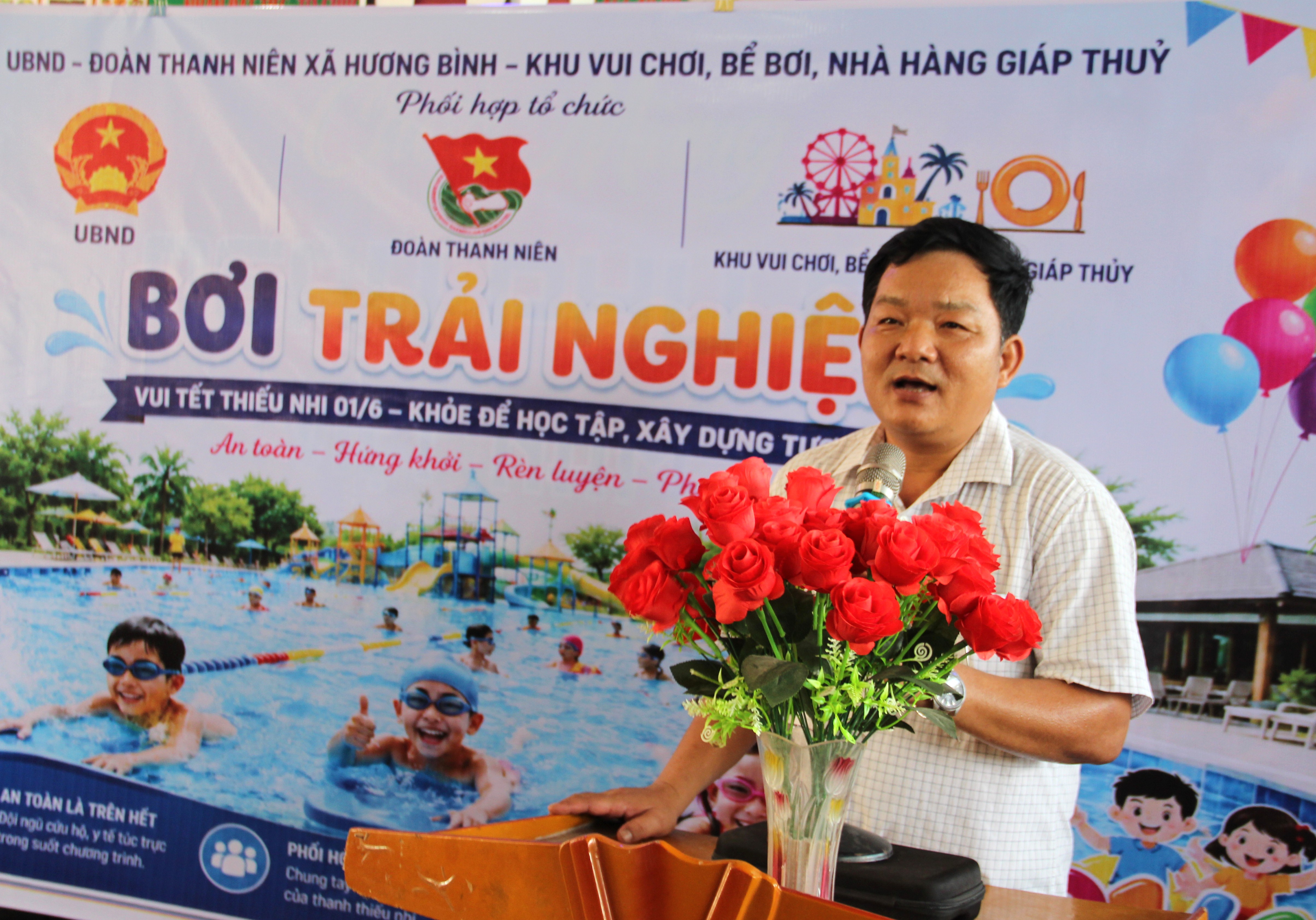 Hương Bình tổ chức hoạt động trải nghiệm bơi an toàn