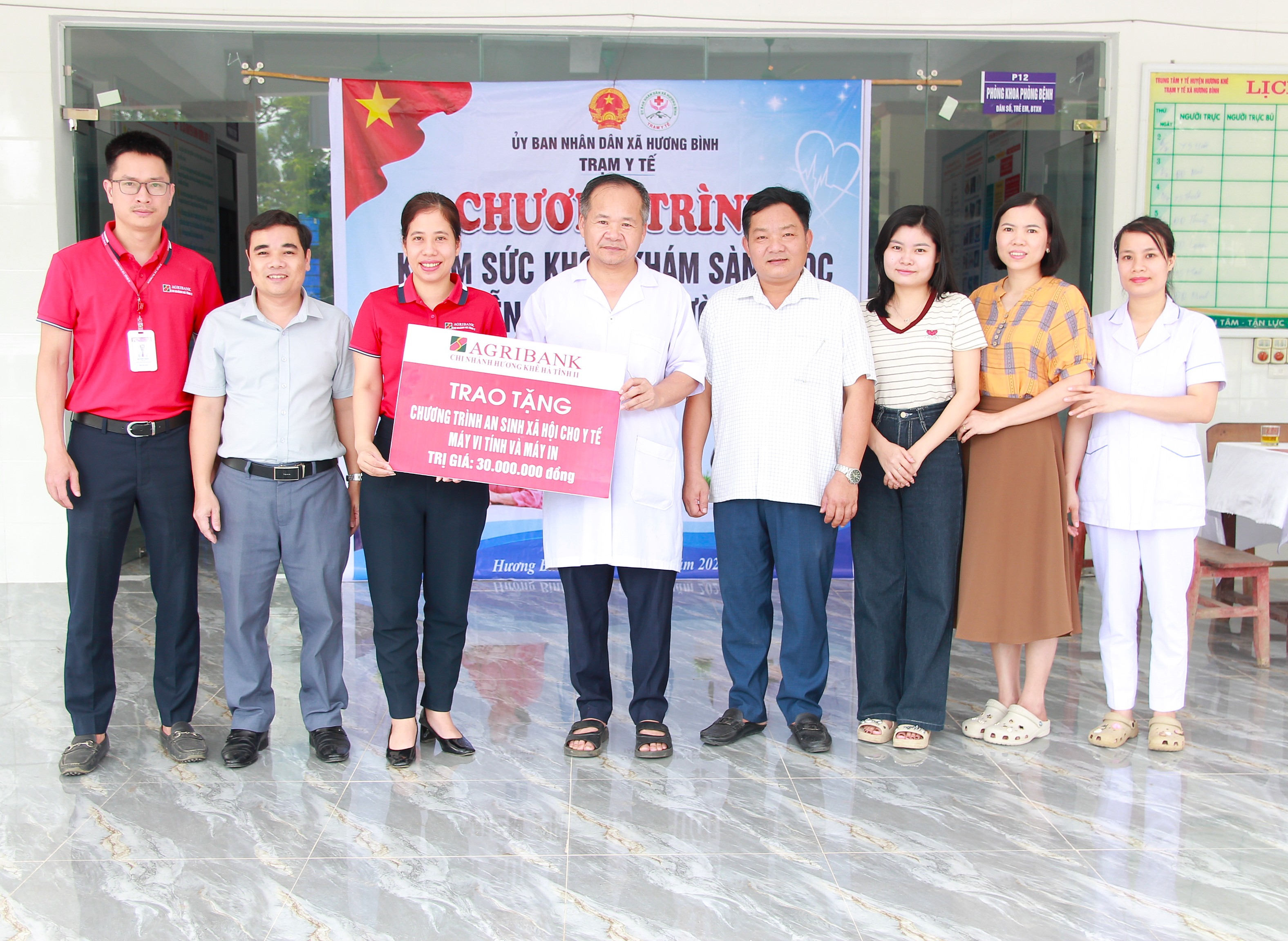Agribank Chi nhánh Hương Khê Hà Tĩnh II trao hỗ trợ máy tính cho Trạm Y tế xã Hương Bình
