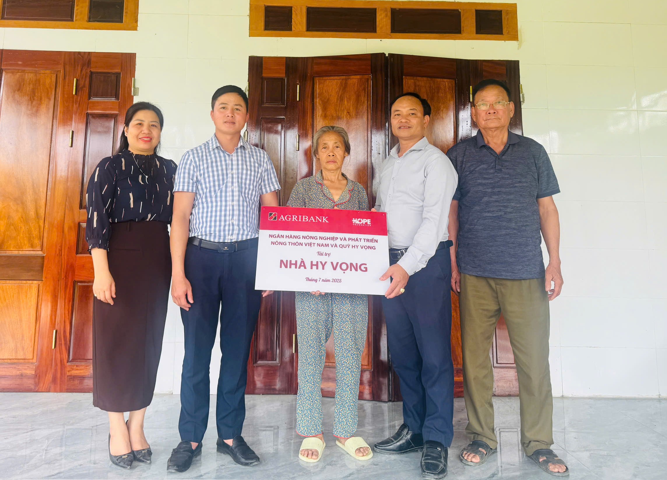 Ủy ban MTTQ xã Hương Bình trao tiền hỗ trợ nhà ở