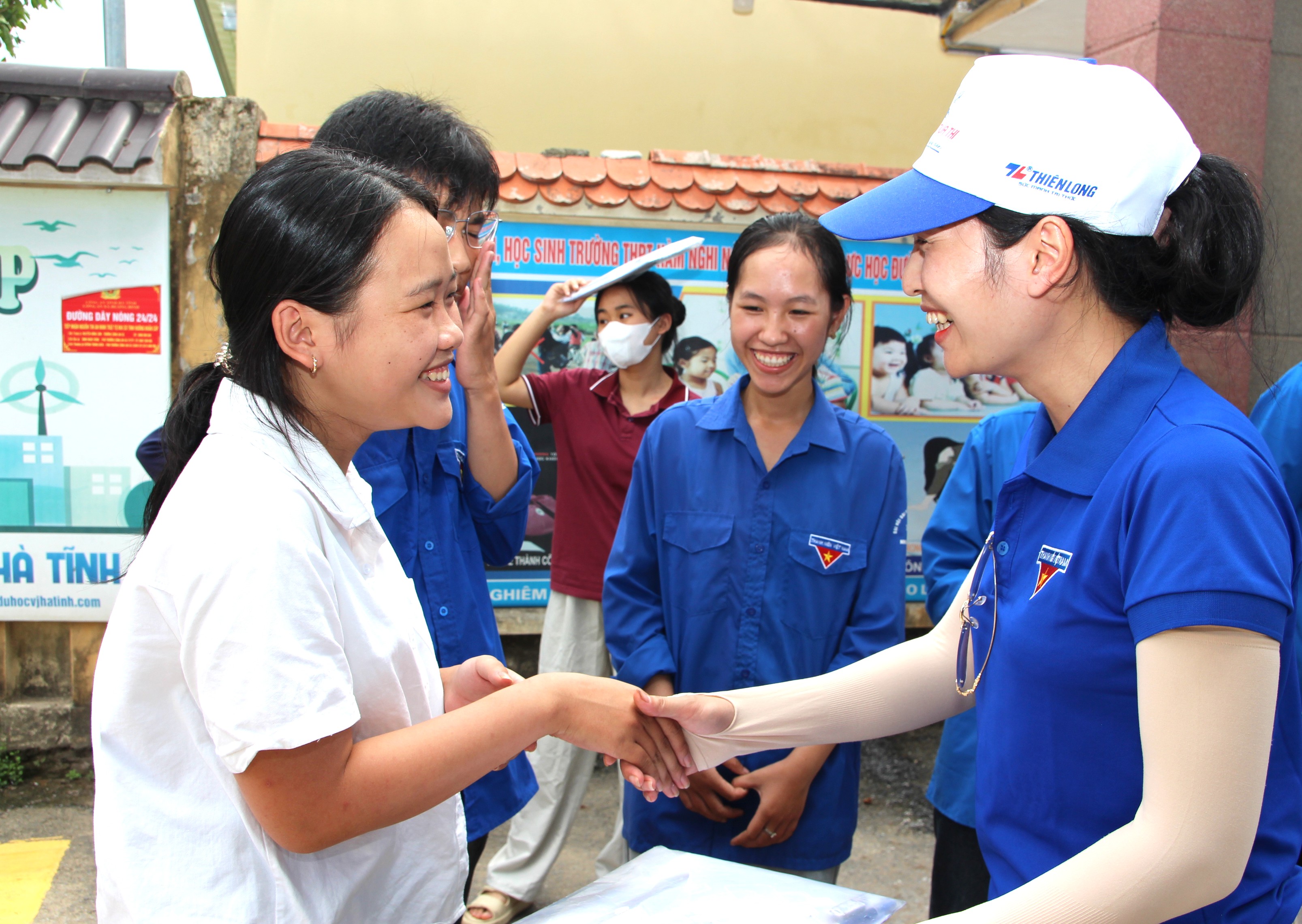 Những nụ cười bên lề Kỳ thi tốt nghiệp THPT năm 2026 tại điểm thi Trường THPT Hàm Nghi
