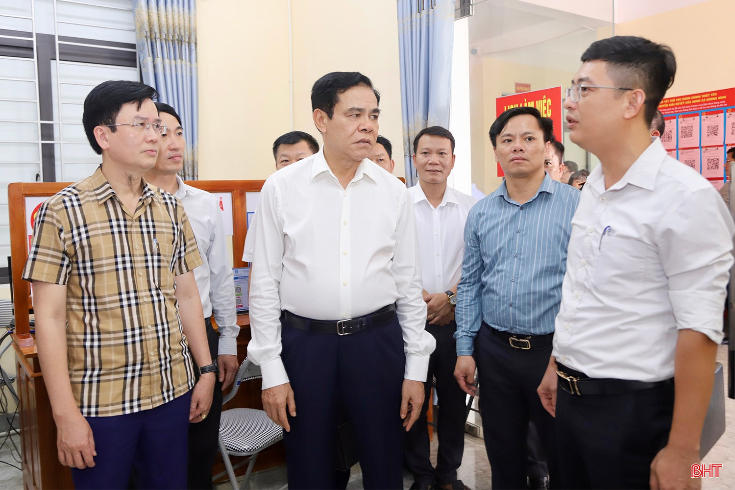 CHỦ TỊCH ỦY BAN NHÂN DÂN TỈNH KIỂM TRA CÔNG TÁC VẬN HÀNH BỘ MÁY CHÍNH QUYỀN MỚI TẠI XÃ HƯƠNG BÌNH