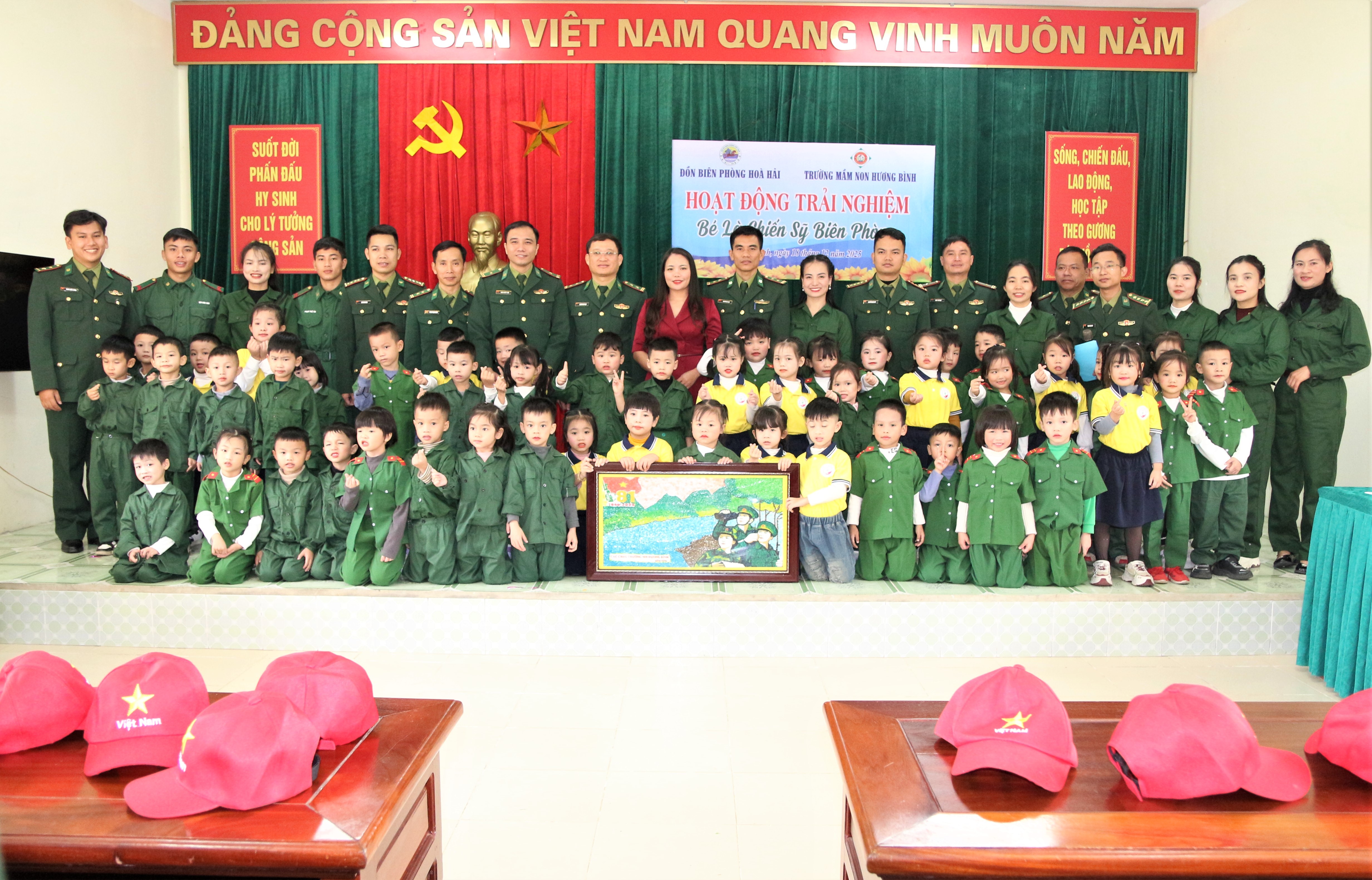Trường Mầm non Hương Bình tổ chức hoạt động trải nghiệm “Bé là chiến sỹ Biên phòng”