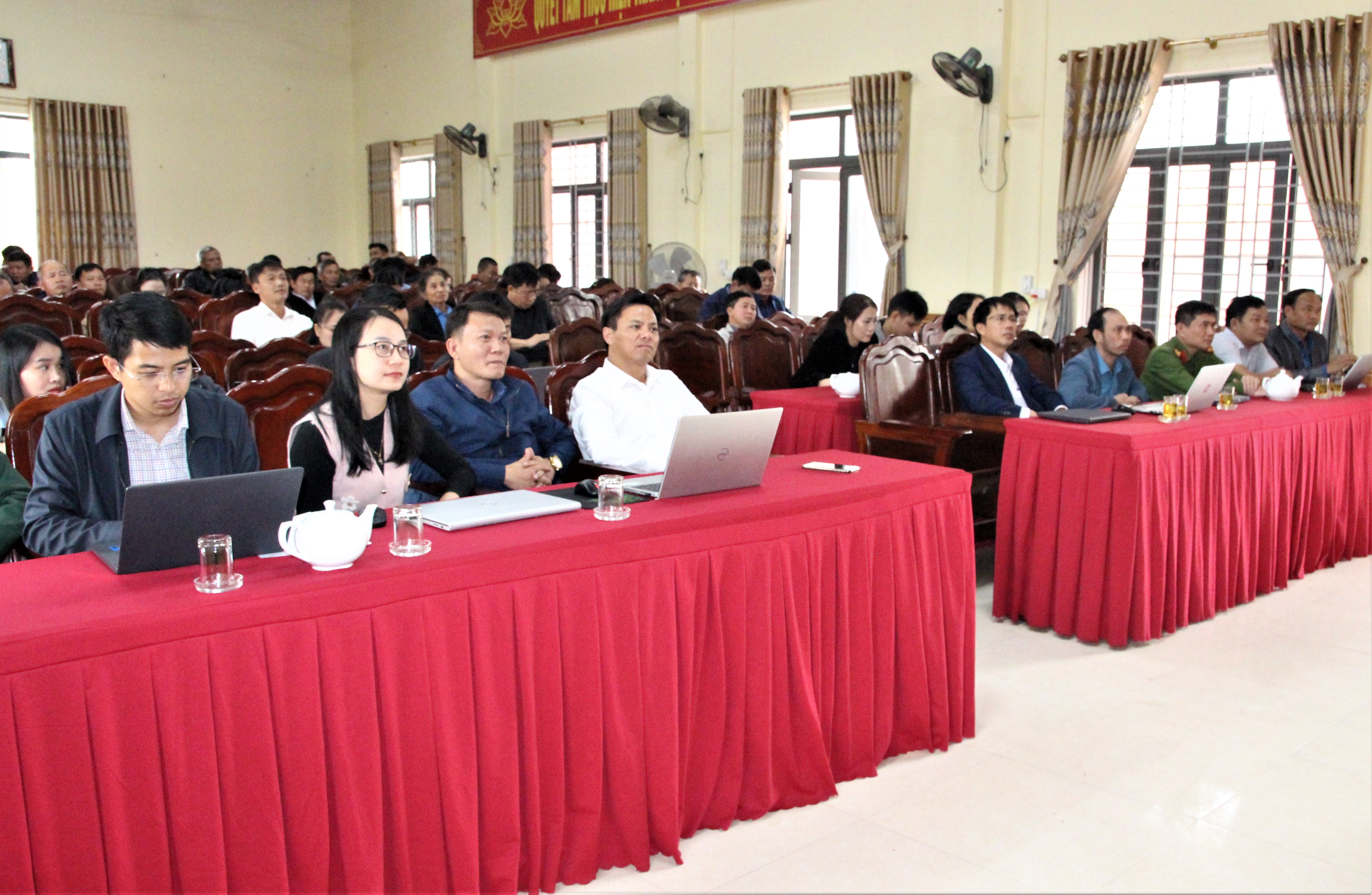 Hương Bình kết nối hội nghị tiếp xúc cử tri để vận động bầu cử đối với những người cử đại biểu HĐND tỉnh khóa XIX nhiệm kỳ 2026-2031.