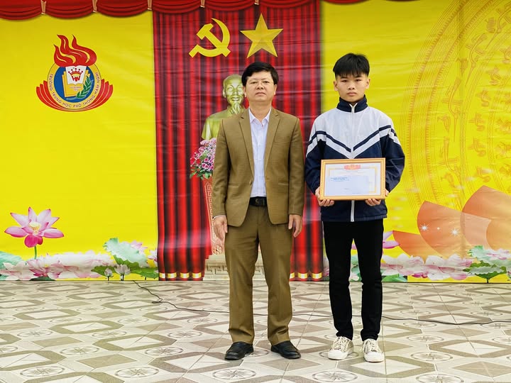 Tuyên dương nam sinh trả lại 100 triệu đồng cho người chuyển nhầm vào tài khoản