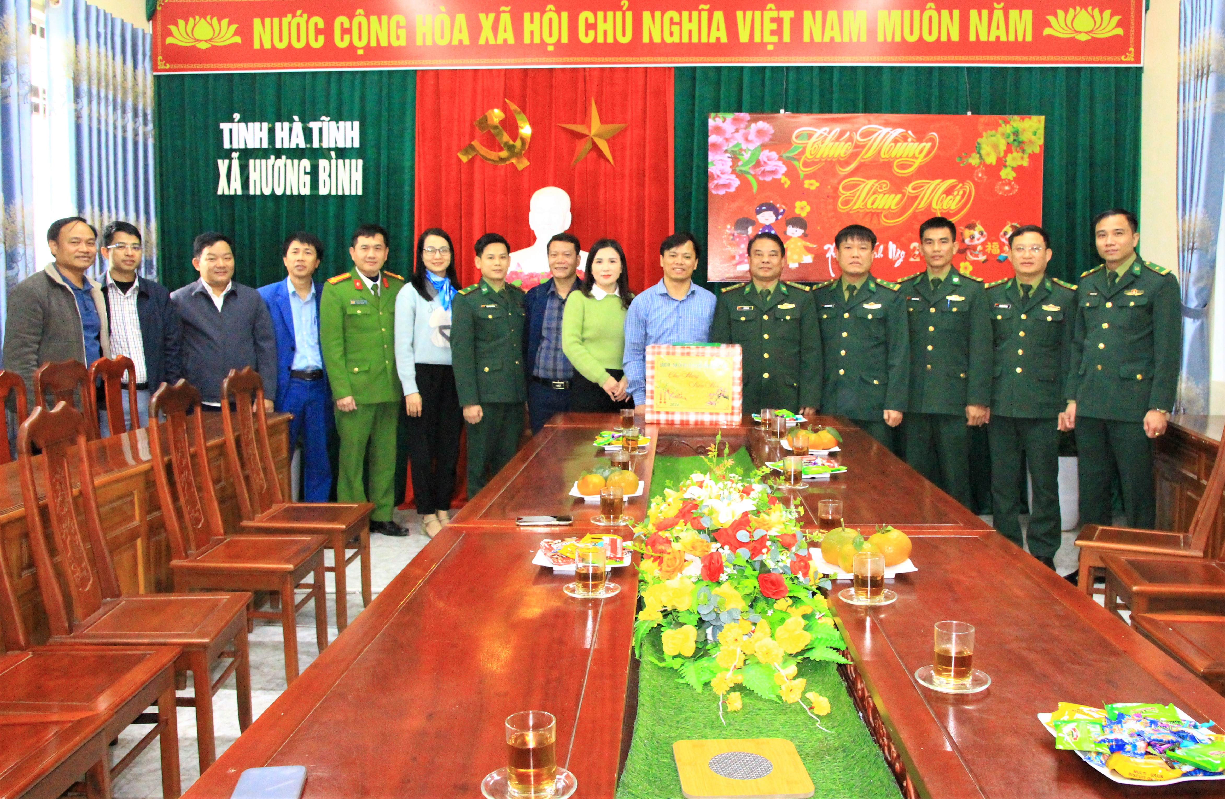 Ban Chỉ huy bộ đội Biên phòng tỉnh chúc Tết xã Hương Bình