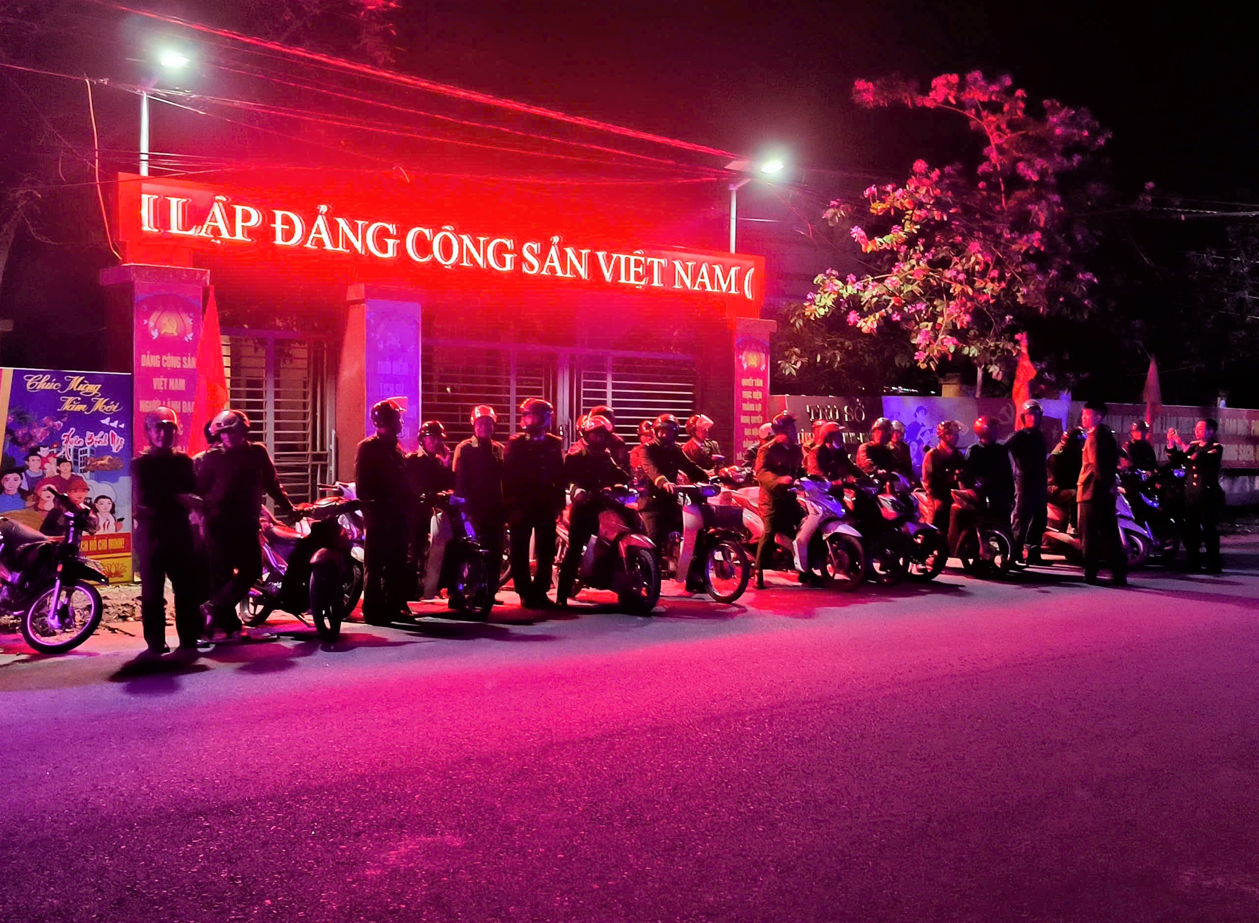 Xuyên đêm canh gác cho nhân dân vui Tết, đón Xuân mới