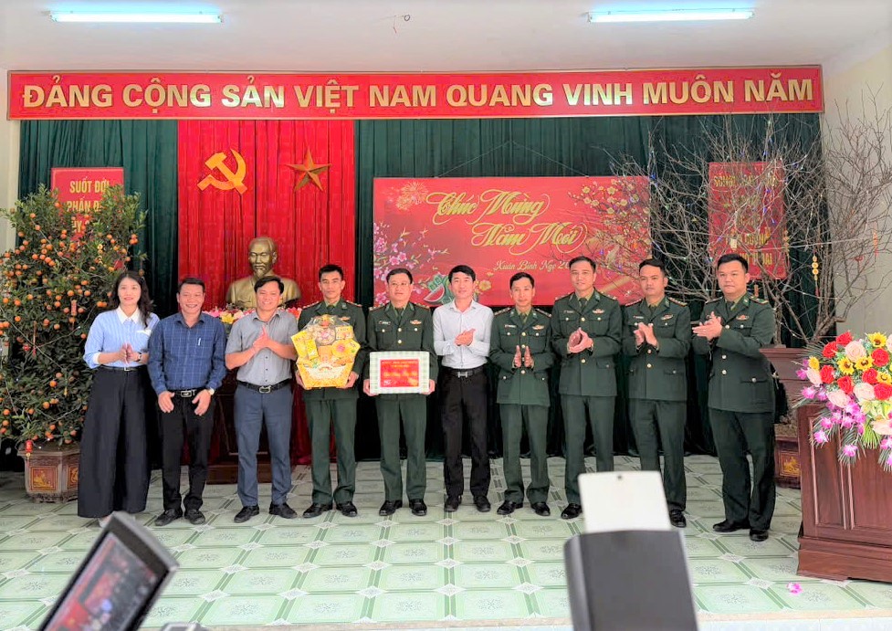 Lãnh đạo xã Hương Bình chúc Tết Đồn Biên phòng Hòa Hải
