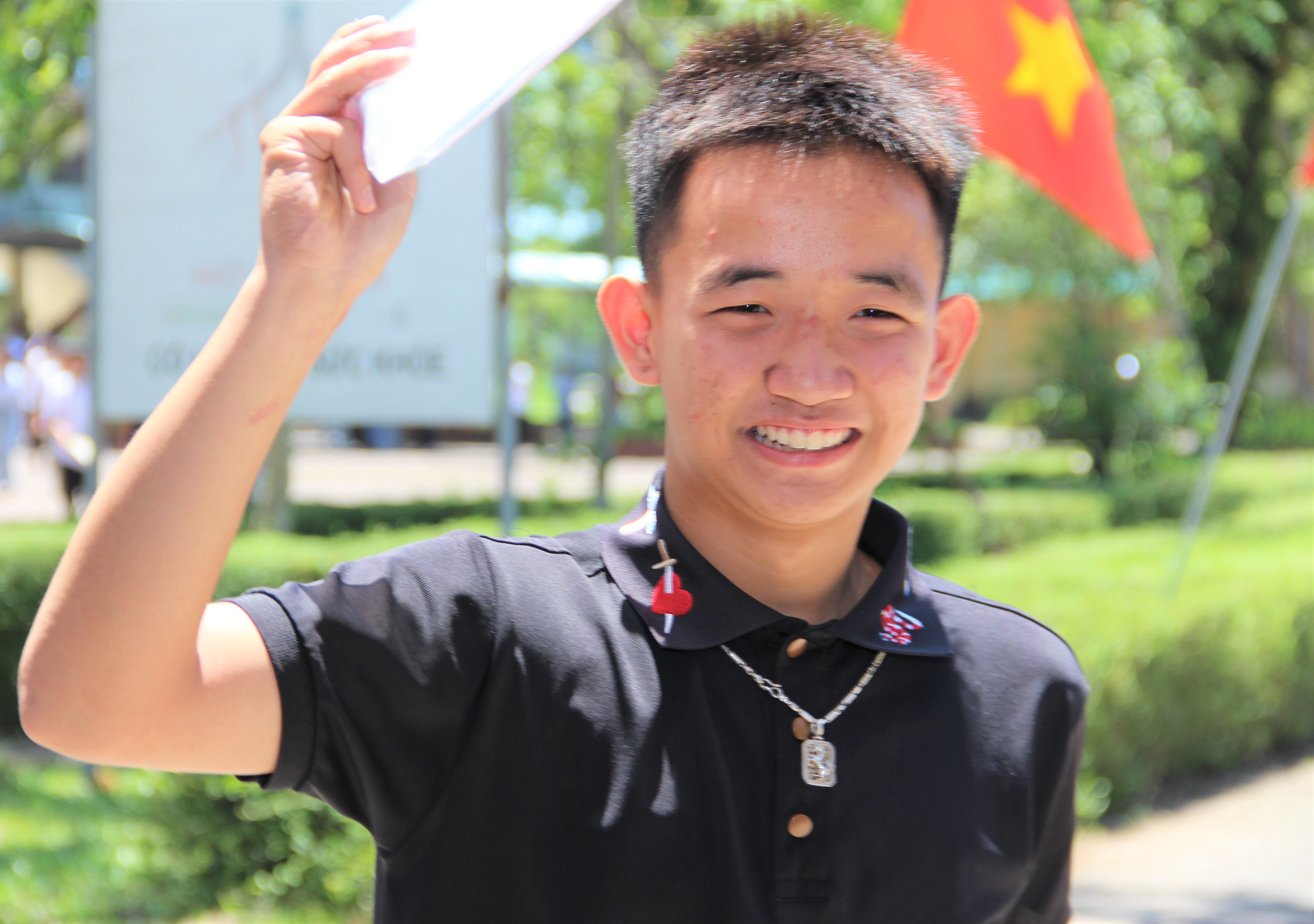 Khoảnh khắc ấn tượng trong buổi thi đầu tiên kỳ thi tuyển sinh lớp 10 tại Trường THPT Hàm Nghi