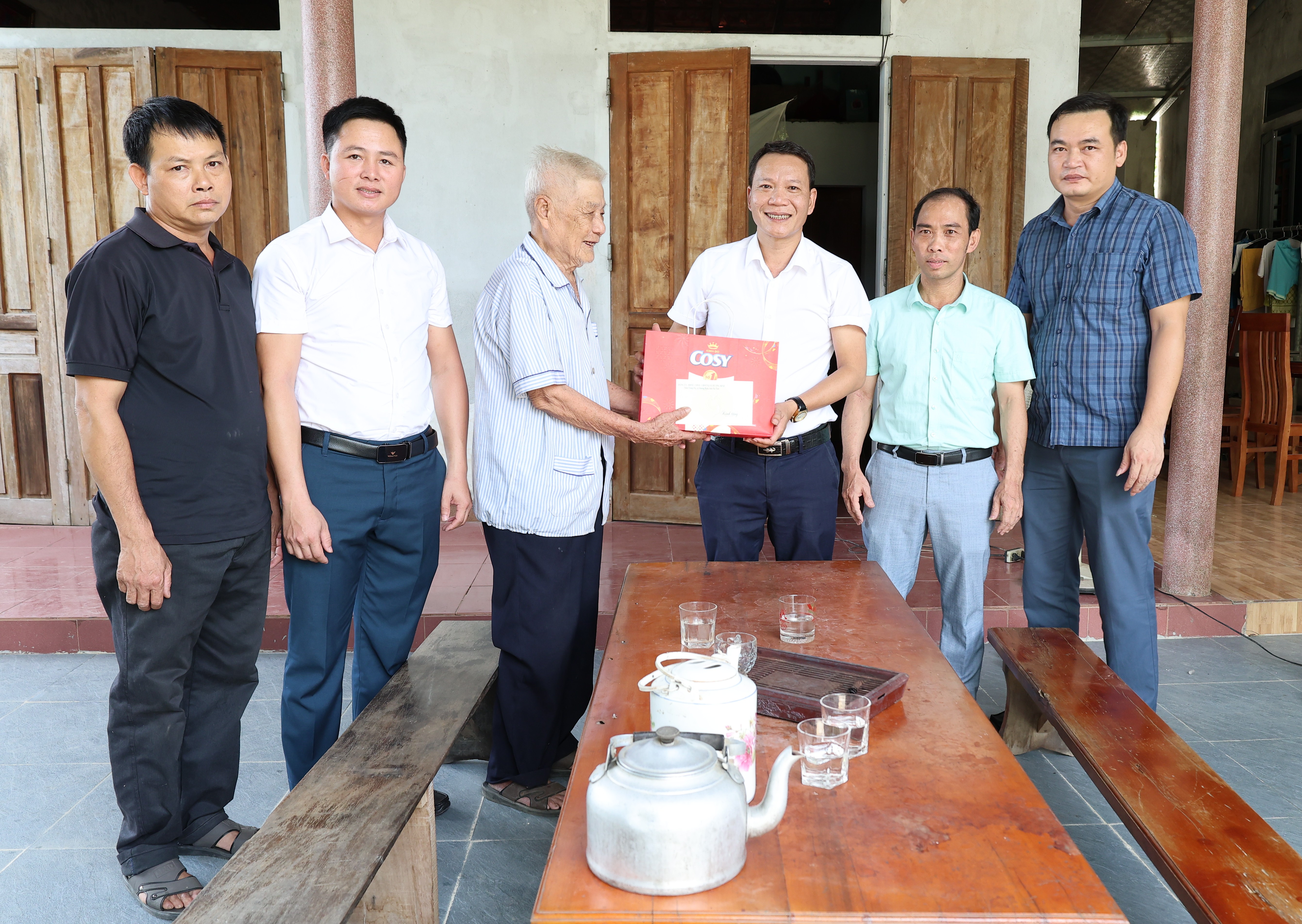 Lãnh đạo xã Hương Bình thăm hỏi, tặng quà nhân Ngày Thương binh Liệt sĩ