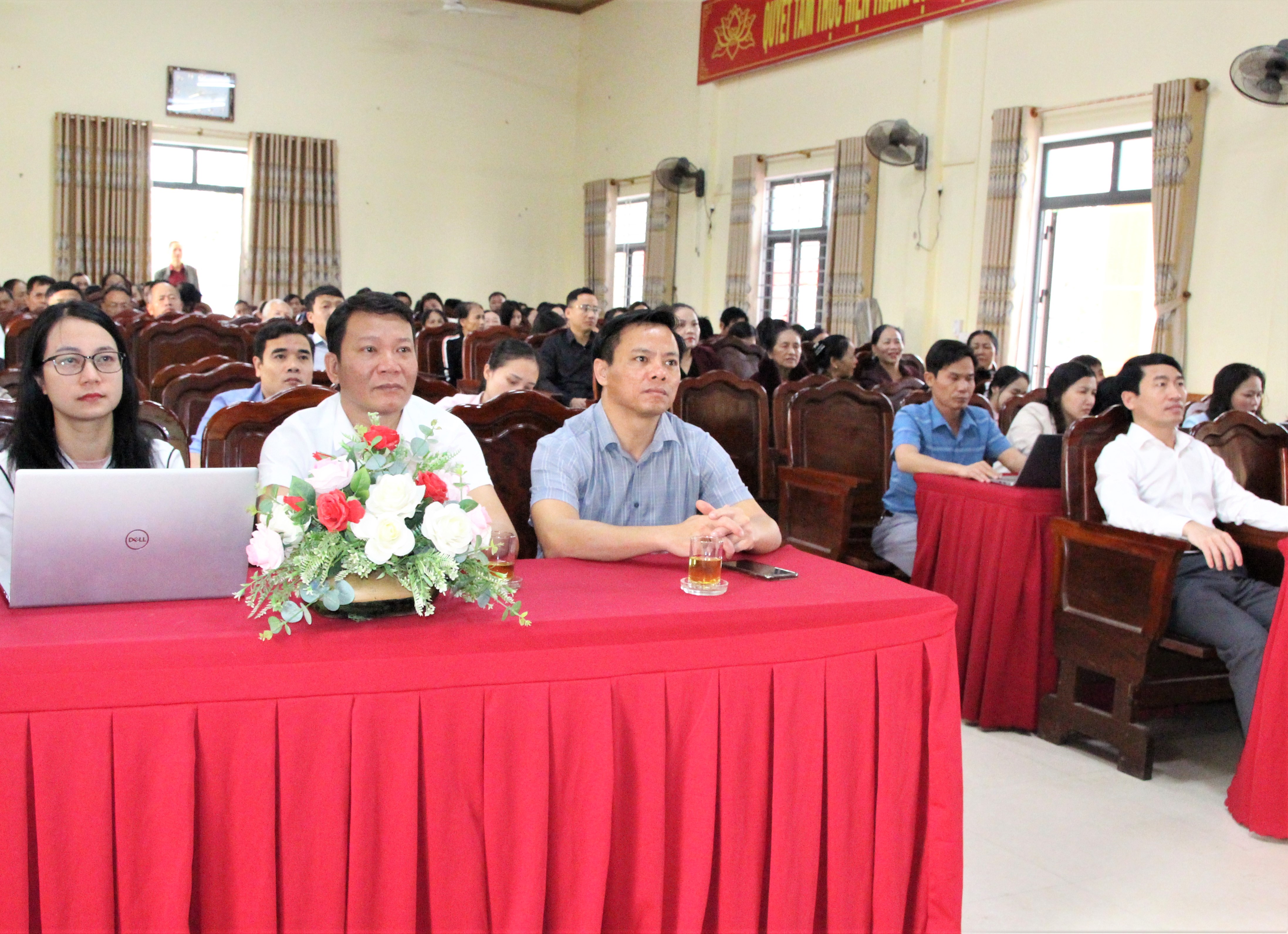 Đảng viên điểm cầu xã Hương Bình nghiêm túc học tập, quán triệt Nghị quyết Đại hội XIV của Đảng