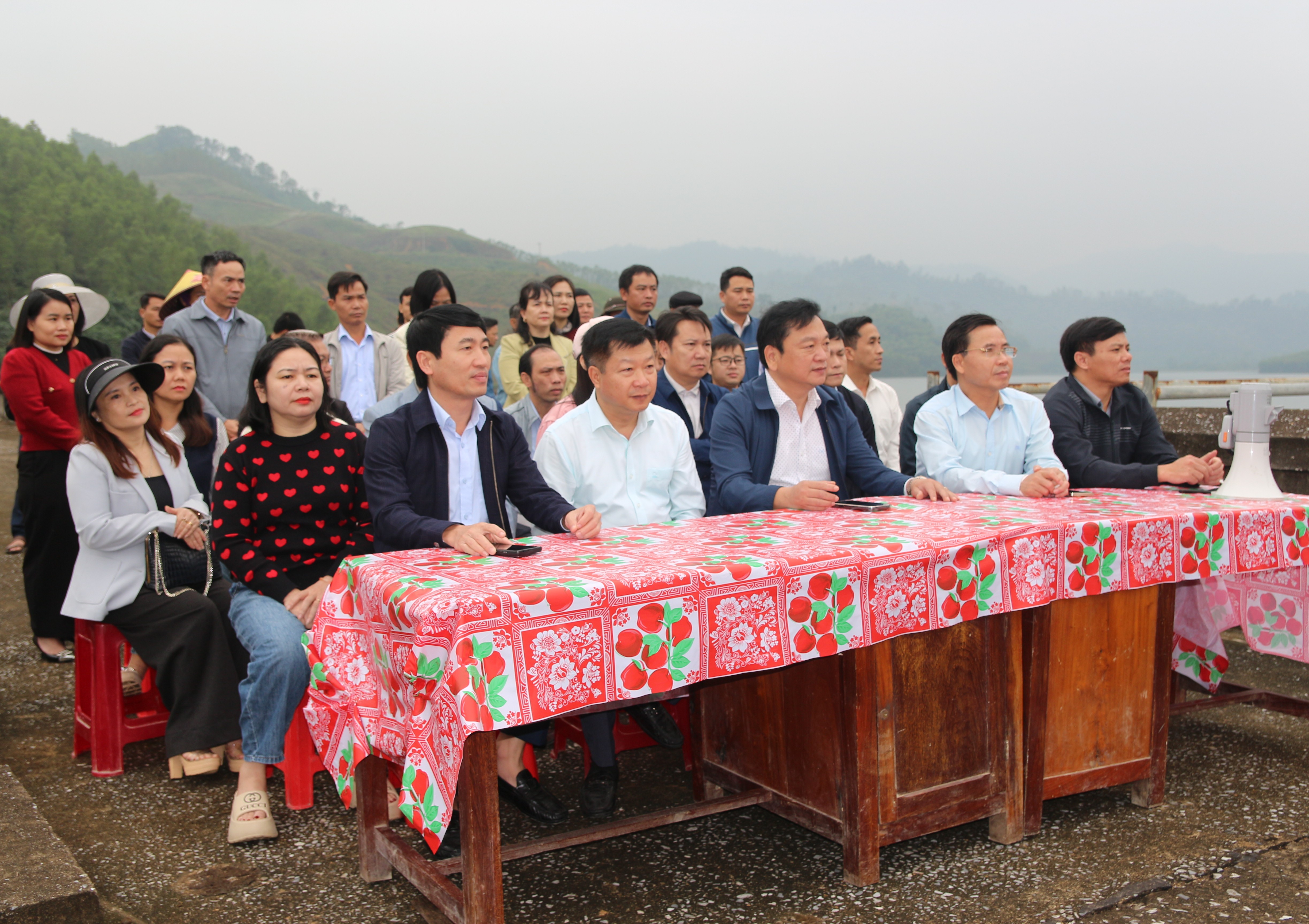 Hơn 80 nghìn con cá giống tái tạo nguồn lợi thủy sản ở xã Hương Bình