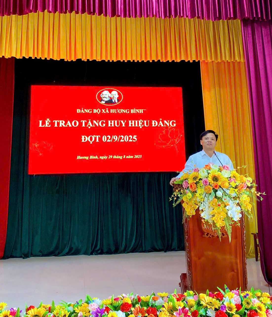 ĐẢNG UỶ XÃ HƯƠNG BÌNH TỔ CHỨC LỄ TRAO TẶNG HUY HIỆU ĐẢNG ĐỢT 02/9 CHO ĐẢNG VIÊN 60, 45, 40, 30  NĂM TUỔI ĐẢNG
