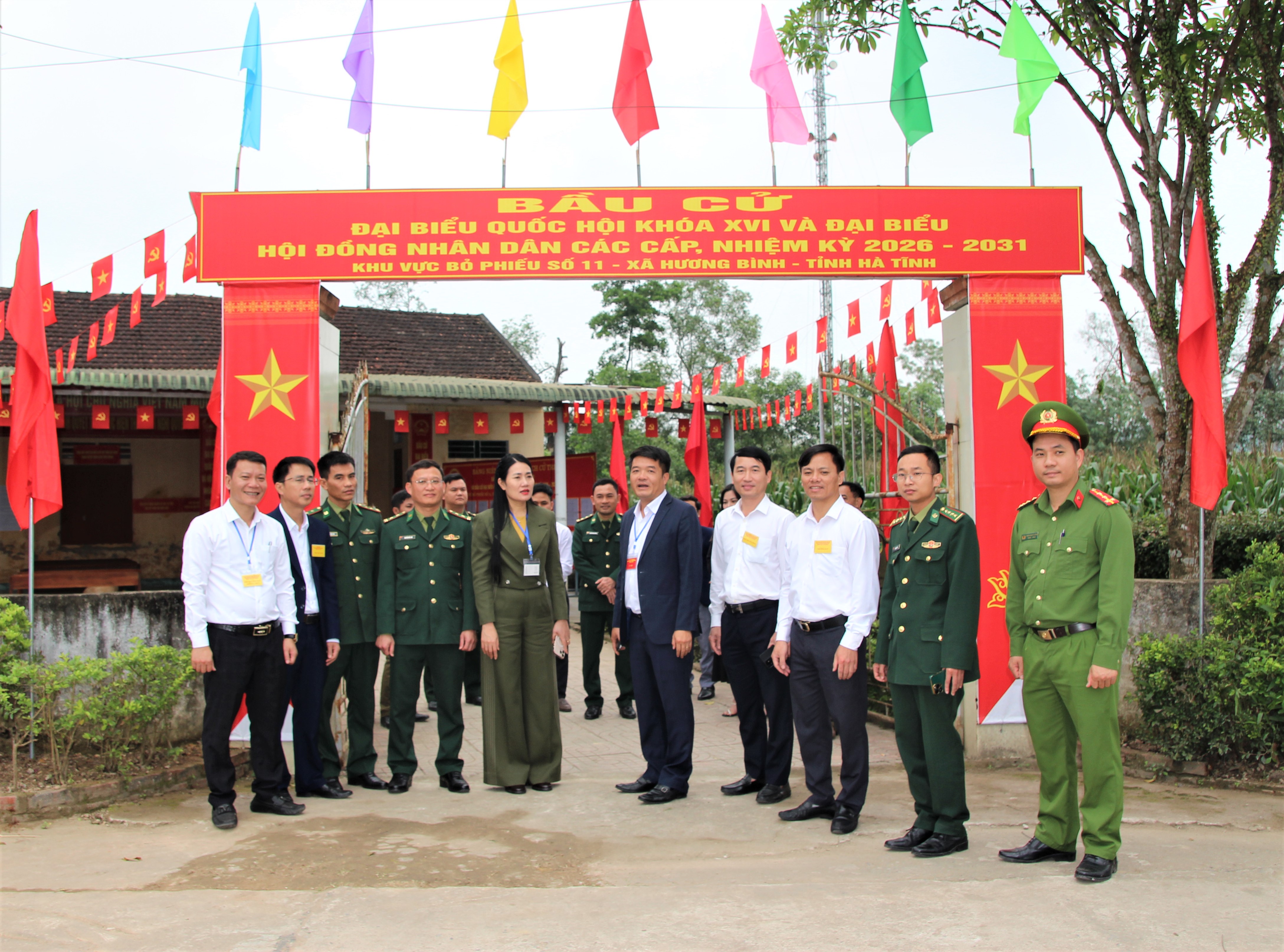 Lãnh đạo tỉnh, xã kiểm tra công tác bầu cử tại Hương Bình