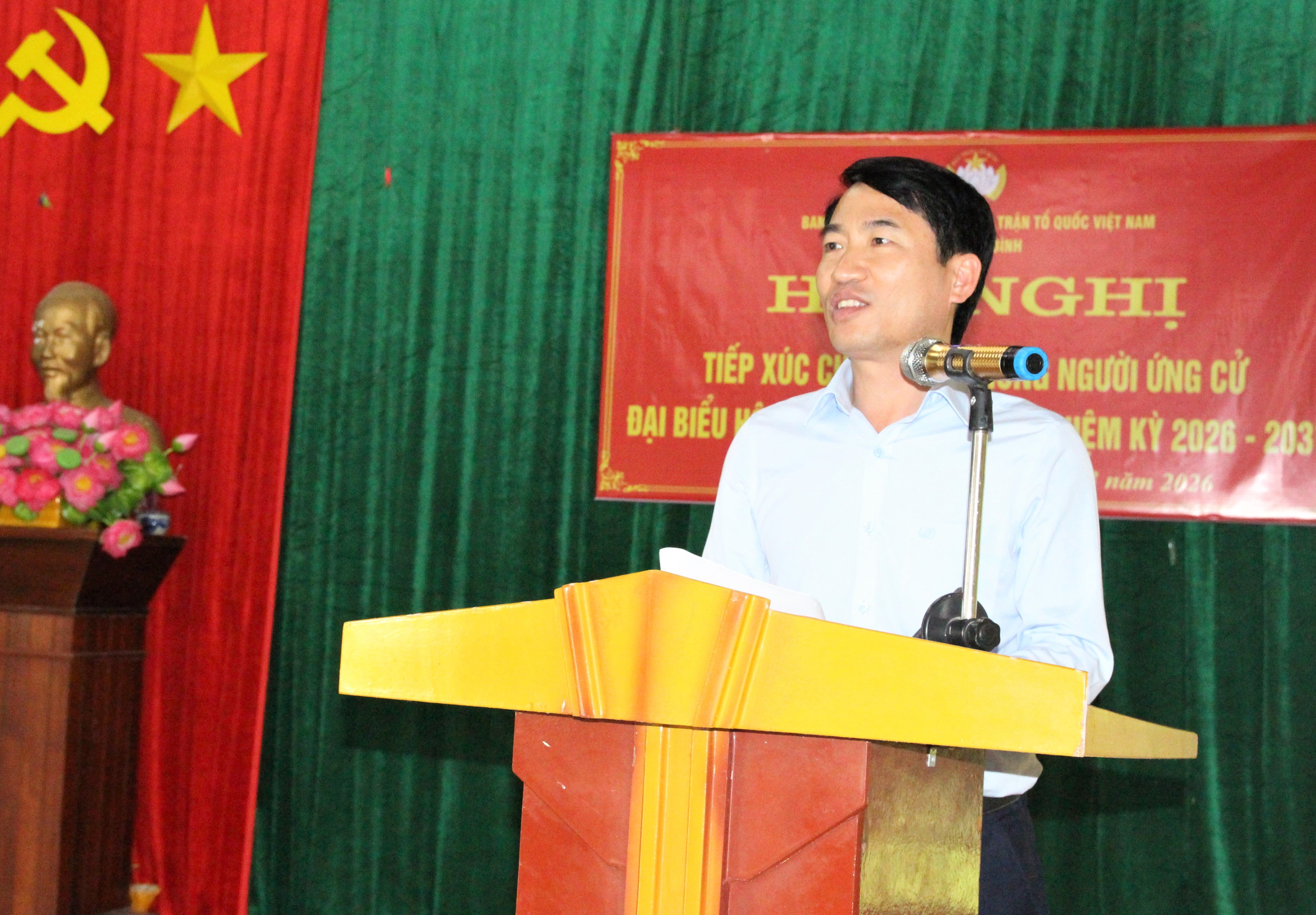 Chủ tịch UBND xã và các ứng cử viên tiếp xúc cử tri tại đơn vị bầu cử số 5