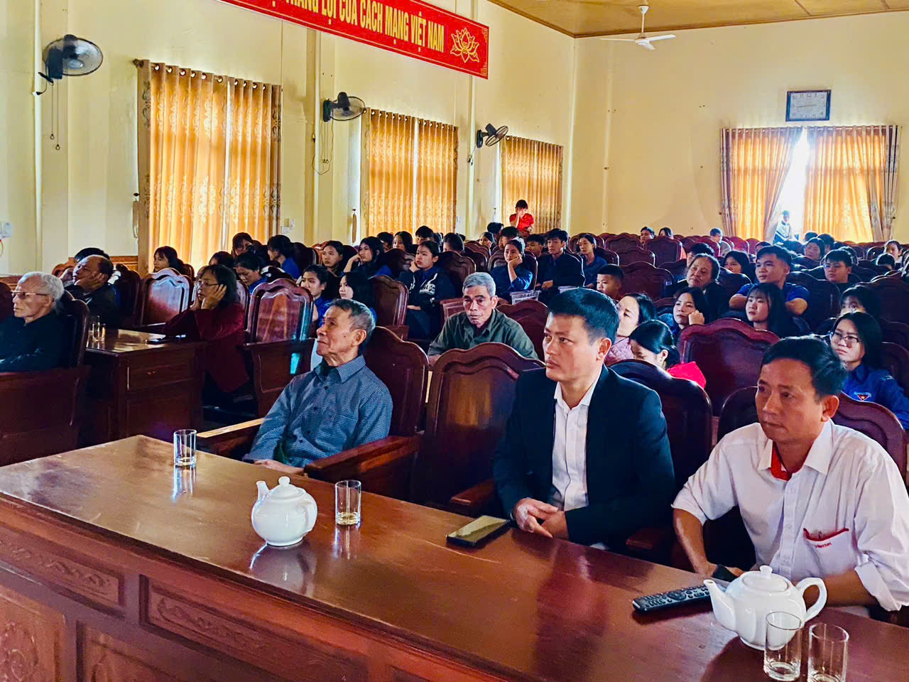 Cán bộ, nhân dân xã Hương Bình xúc động khi xem phim “Mưa Đỏ”