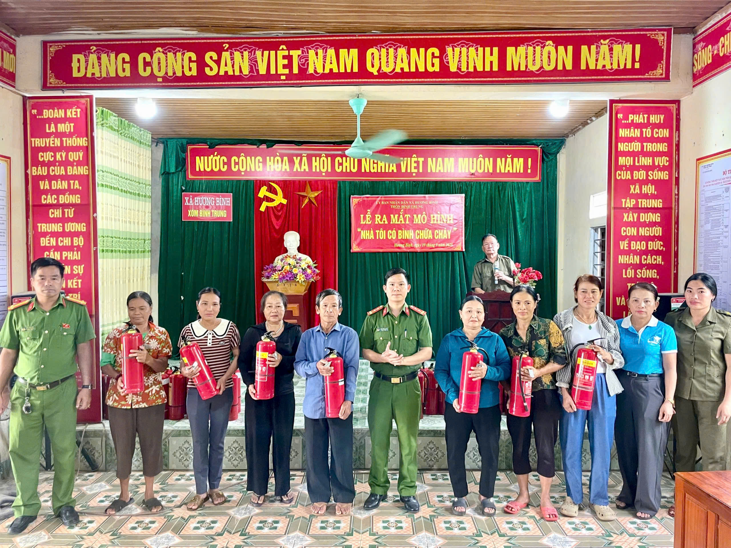 Ra mắt mô hình “Nhà tôi có bình chữa cháy” tại xã Hương Bình