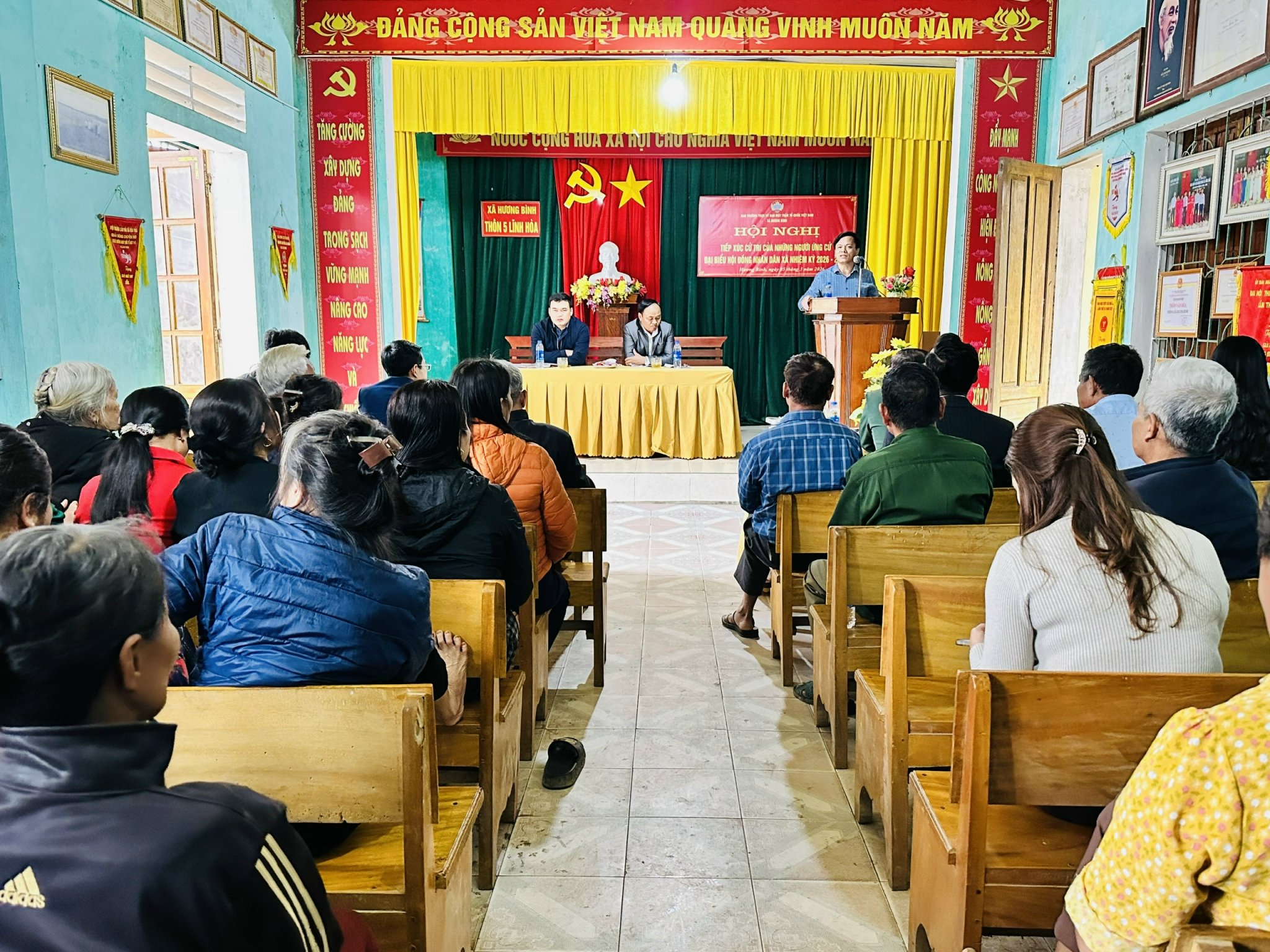 Bí thư Đảng ủy và các ứng cử viên tiếp xúc cử tri tại đơn vị bầu cử số 3