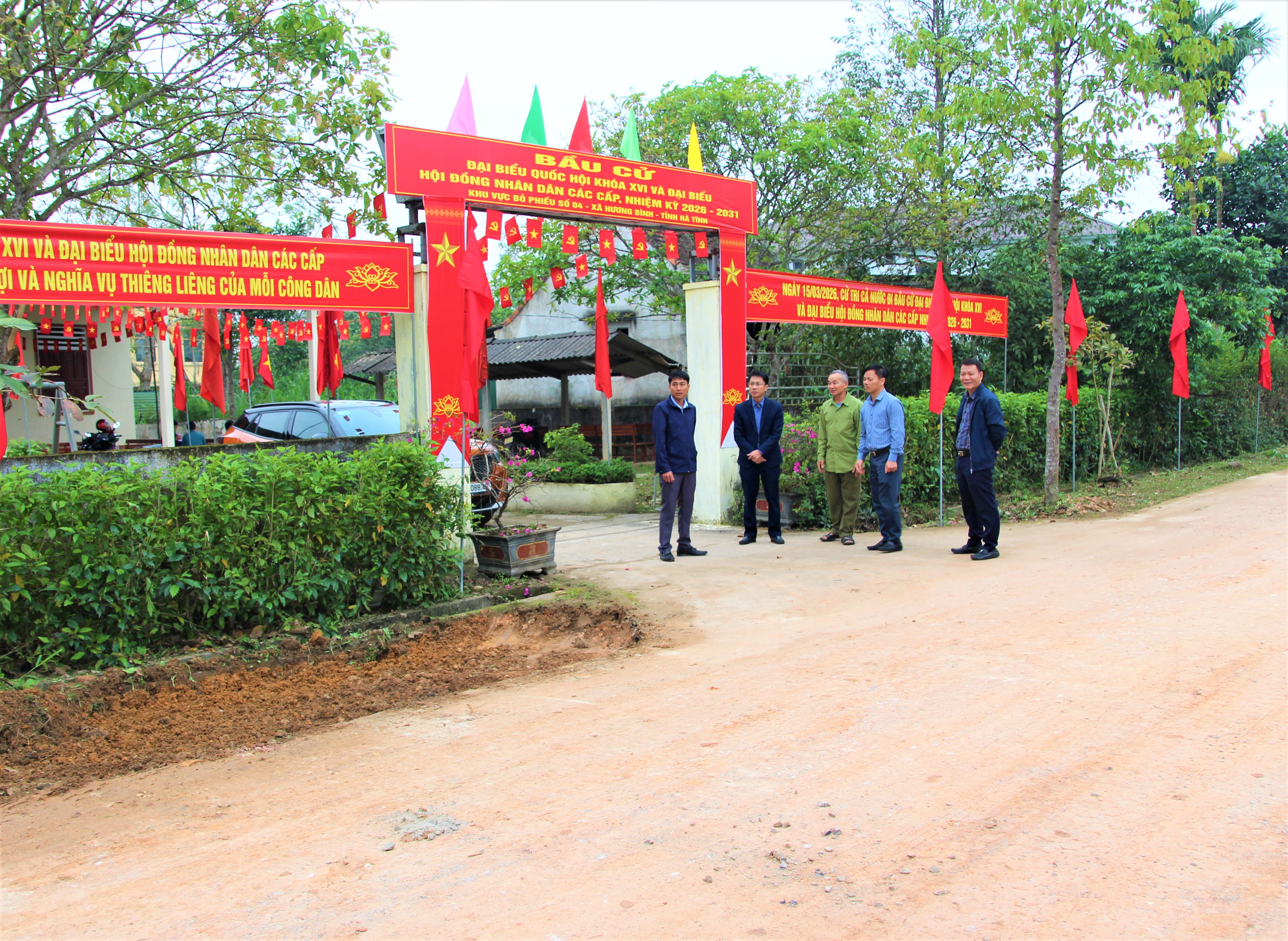 Lãnh đạo xã Hương Bình kiểm tra công tác chuẩn bị bầu cử trên địa bàn