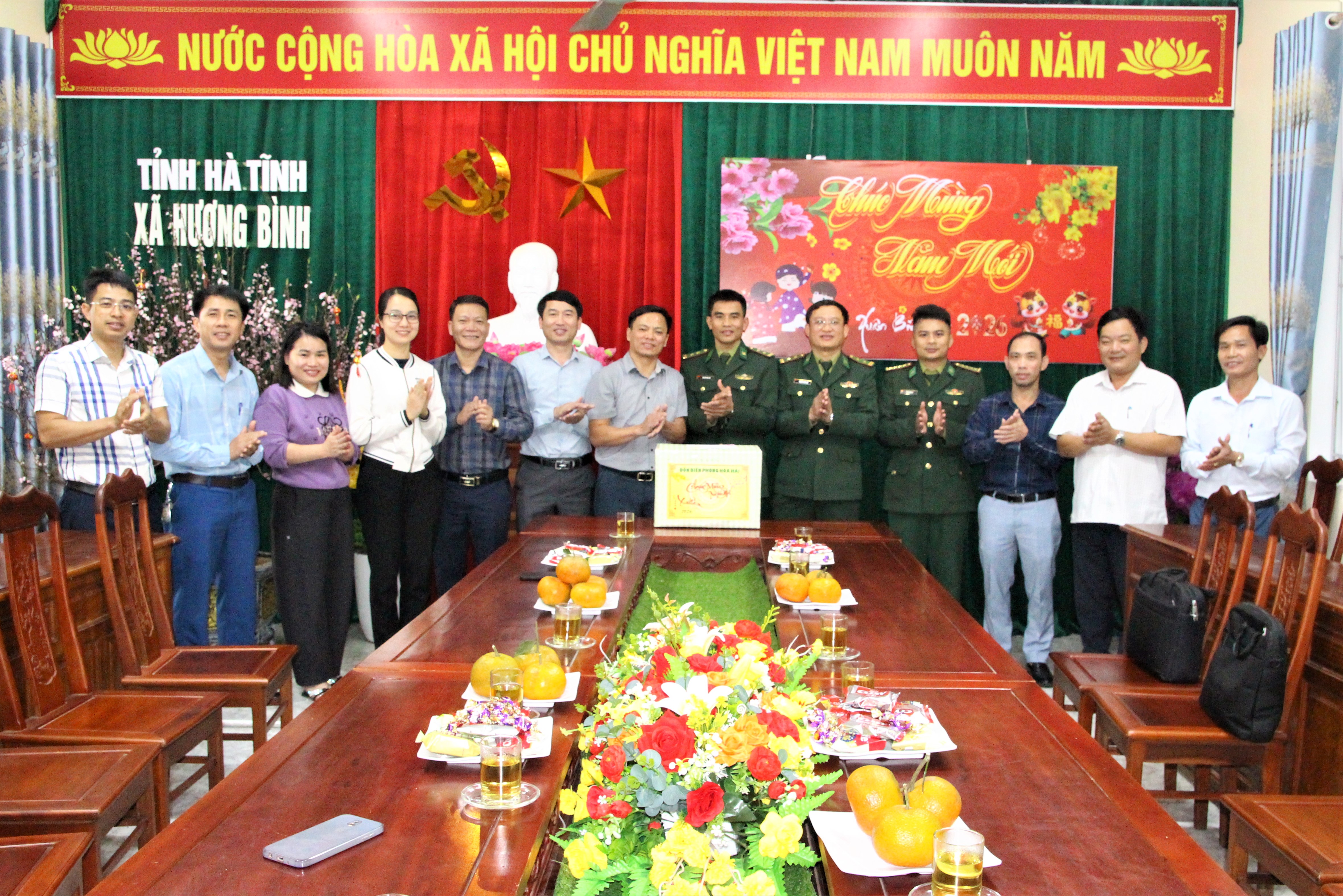 Đồn Biên phòng Hòa Hải chúc Tết xã Hương Bình