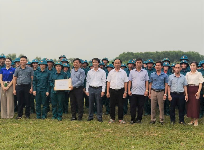 Lãnh đạo xã động viên lực lượng dân quân năm thứ nhất tham gia huấn luyện 