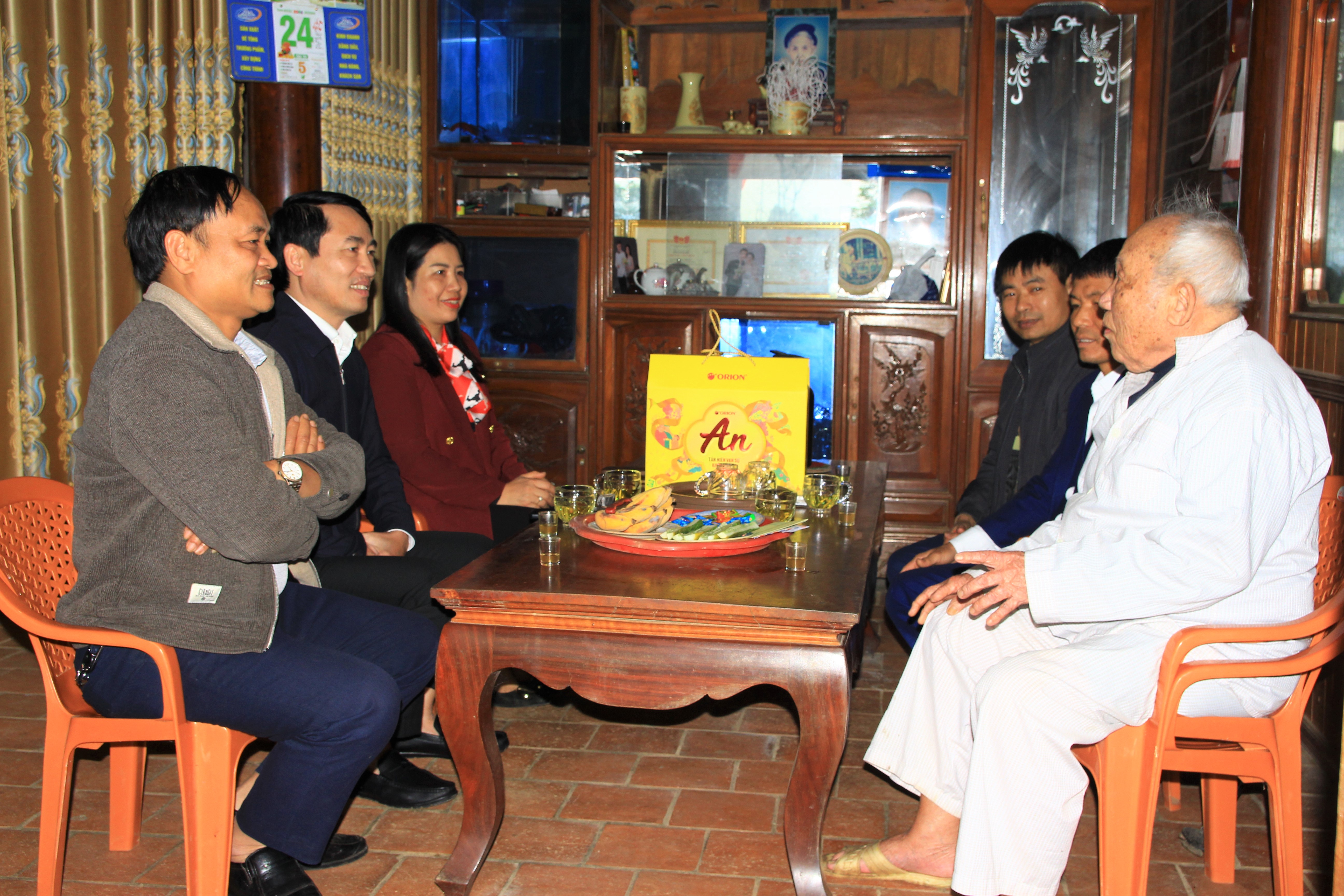 Phó Bí thư Đảng ủy, Chủ tịch UBND xã thăm hỏi và tặng quà cho các đối tượng chính sách