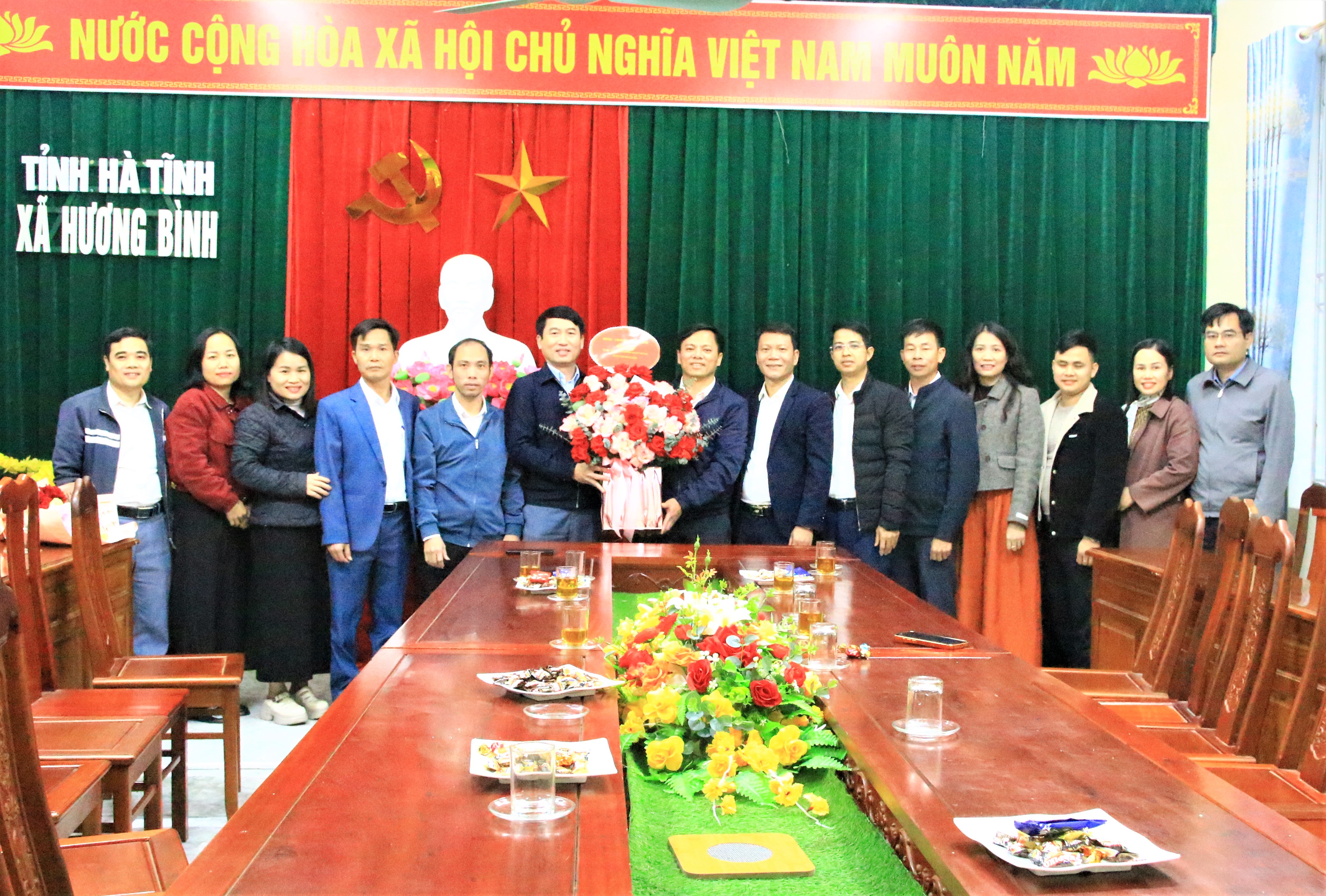 Các cơ quan, đơn vị chúc mừng Đảng ủy nhân dịp kỷ niệm ngày thành lập Đảng