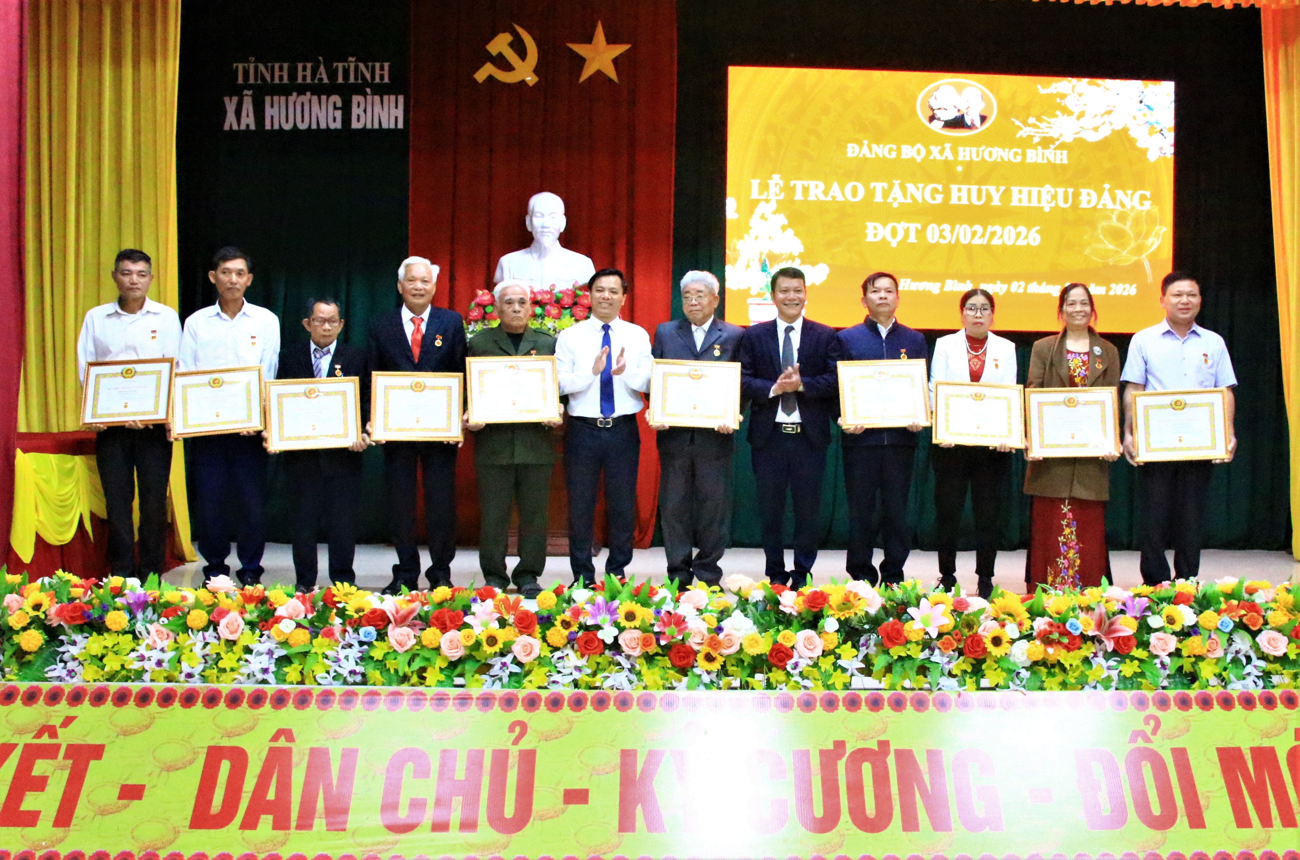 Đảng ủy xã Hương Bình trao Huy hiệu Đảng cho các đảng viên