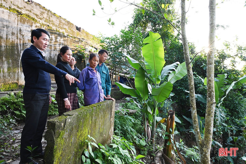 Sông “nuốt” đất, áp sát móng nhà...