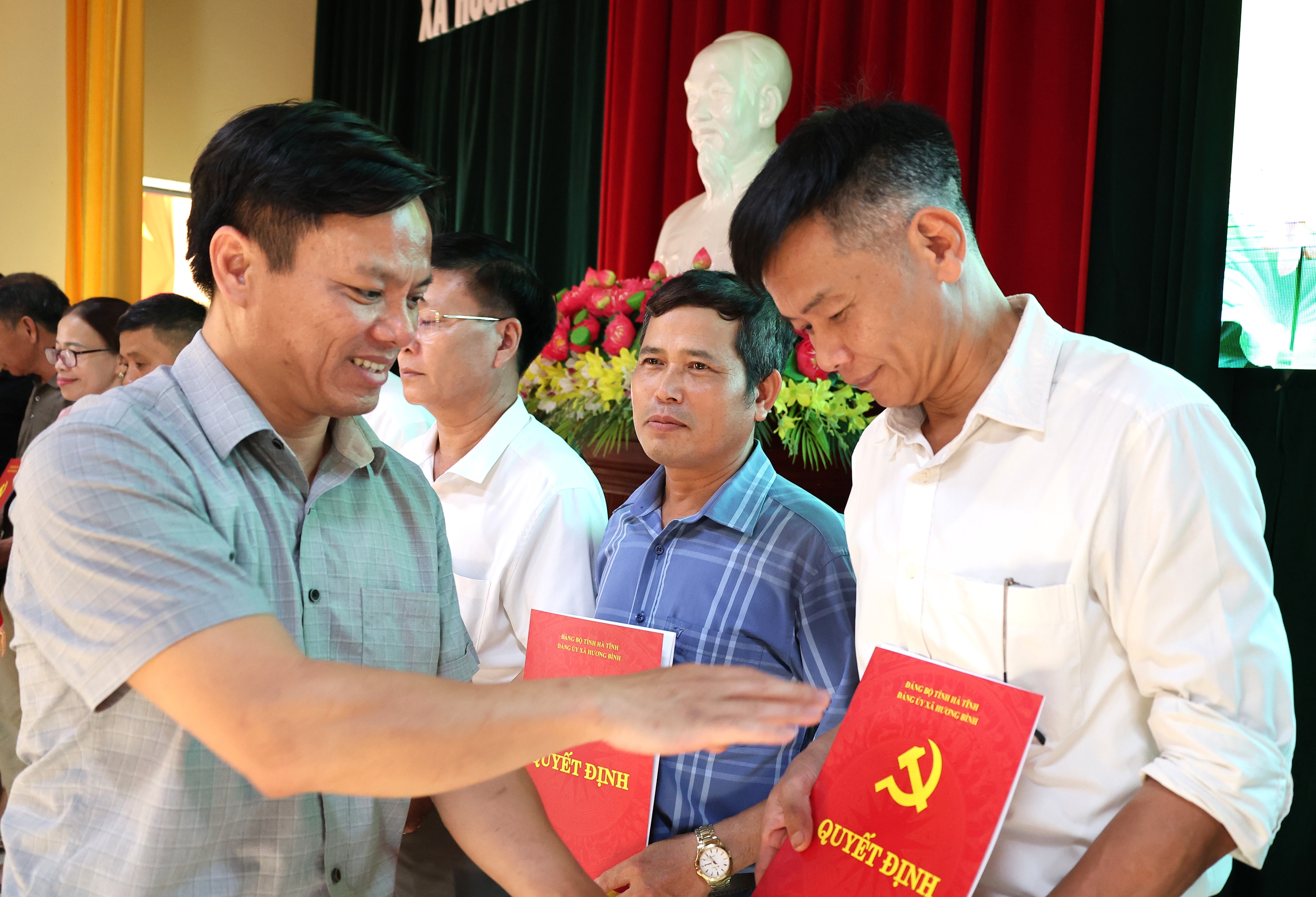 Hương Bình tổ chức học tập, quán triệt các Nghị quyết, Chỉ thị, Kết luận của Trung ương, tỉnh, xã và công bố một số quyết định thuộc thẩm quyền